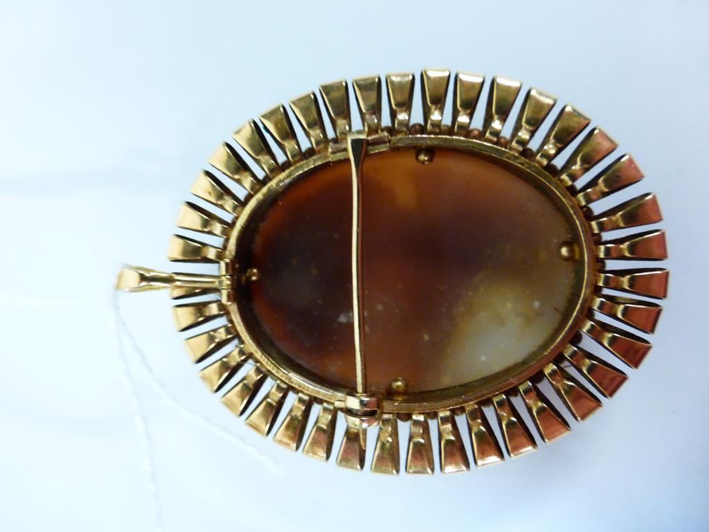 This is a Timed Online Auction on Bidspotter.co.uk, Click here to bid. A 9ct Gold Cameo Brooch/ - Image 2 of 2