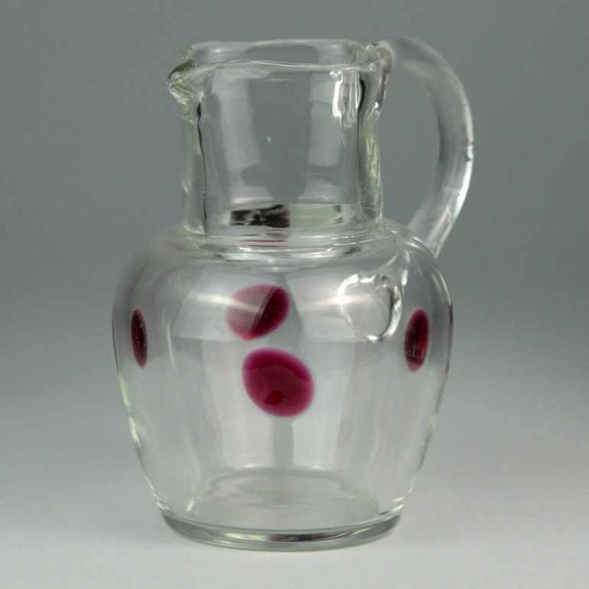 Glaskrug mit Rotglas-Einschmelzungen, 19. Jh.Farbloses Glas, handgearbeitet. Bauchige Form mit - Image 2 of 2