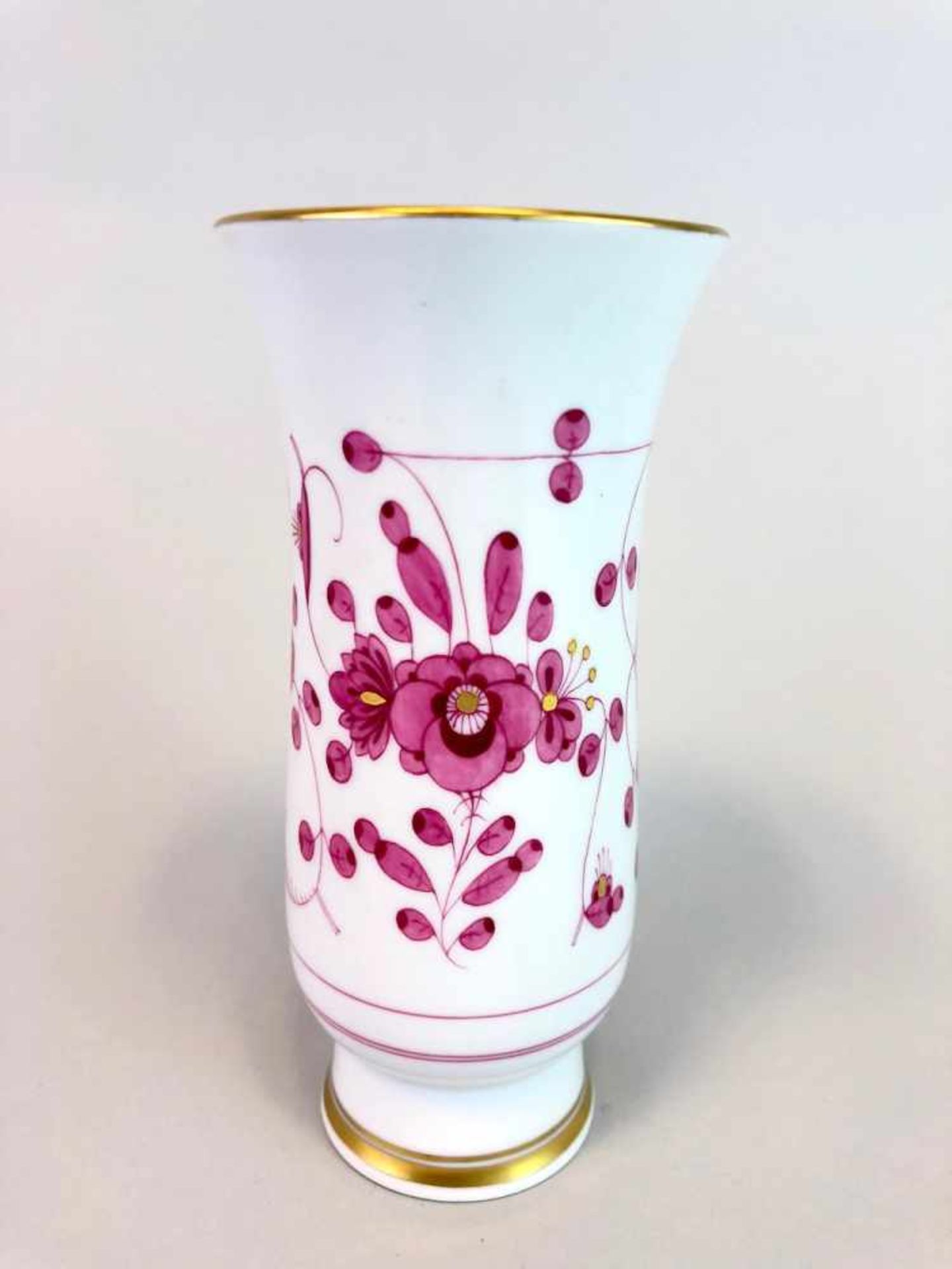 Vase / Stangenvase: Meissen Porzellan. Indisch Purpur reiche Malerei mit Gold.Stangenvase auf rundem - Bild 2 aus 2