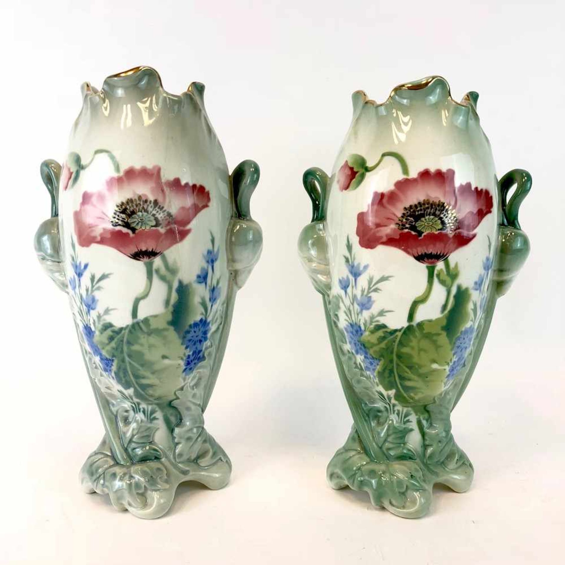 Paar Jugendtsil Vasen: Dekor Mohnblumen und Rittersporn. Luneville Faience / Fayence. Um 1900.