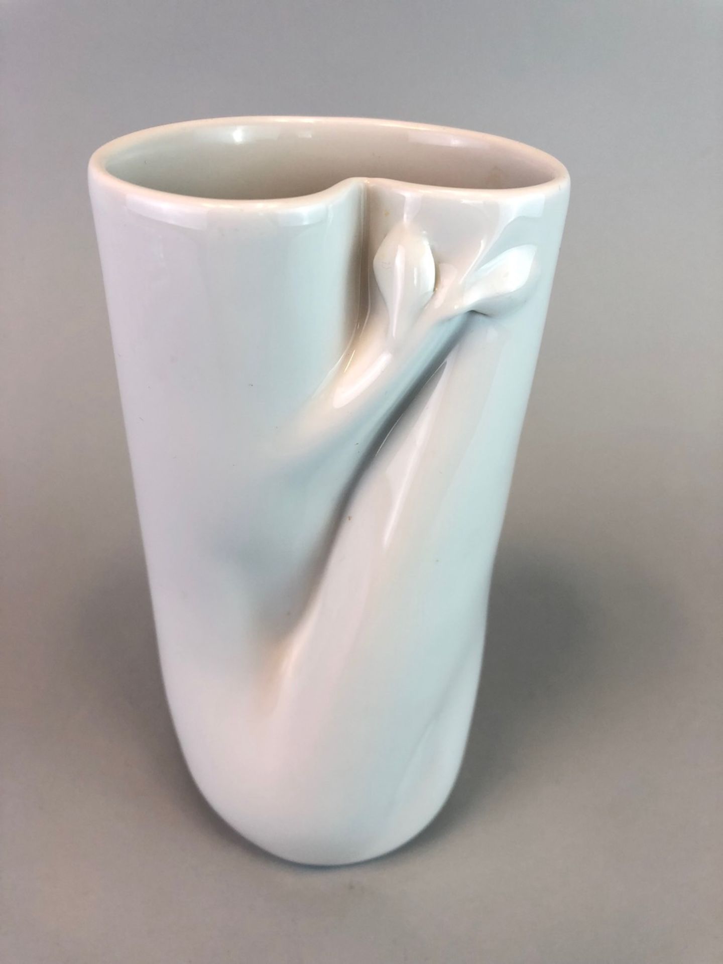 Designer-Vase: Meissen Porzellan.Vase mit herausgearbeitetem Ast / Zweig, H 20 cm. Schwertermarke - Bild 2 aus 2