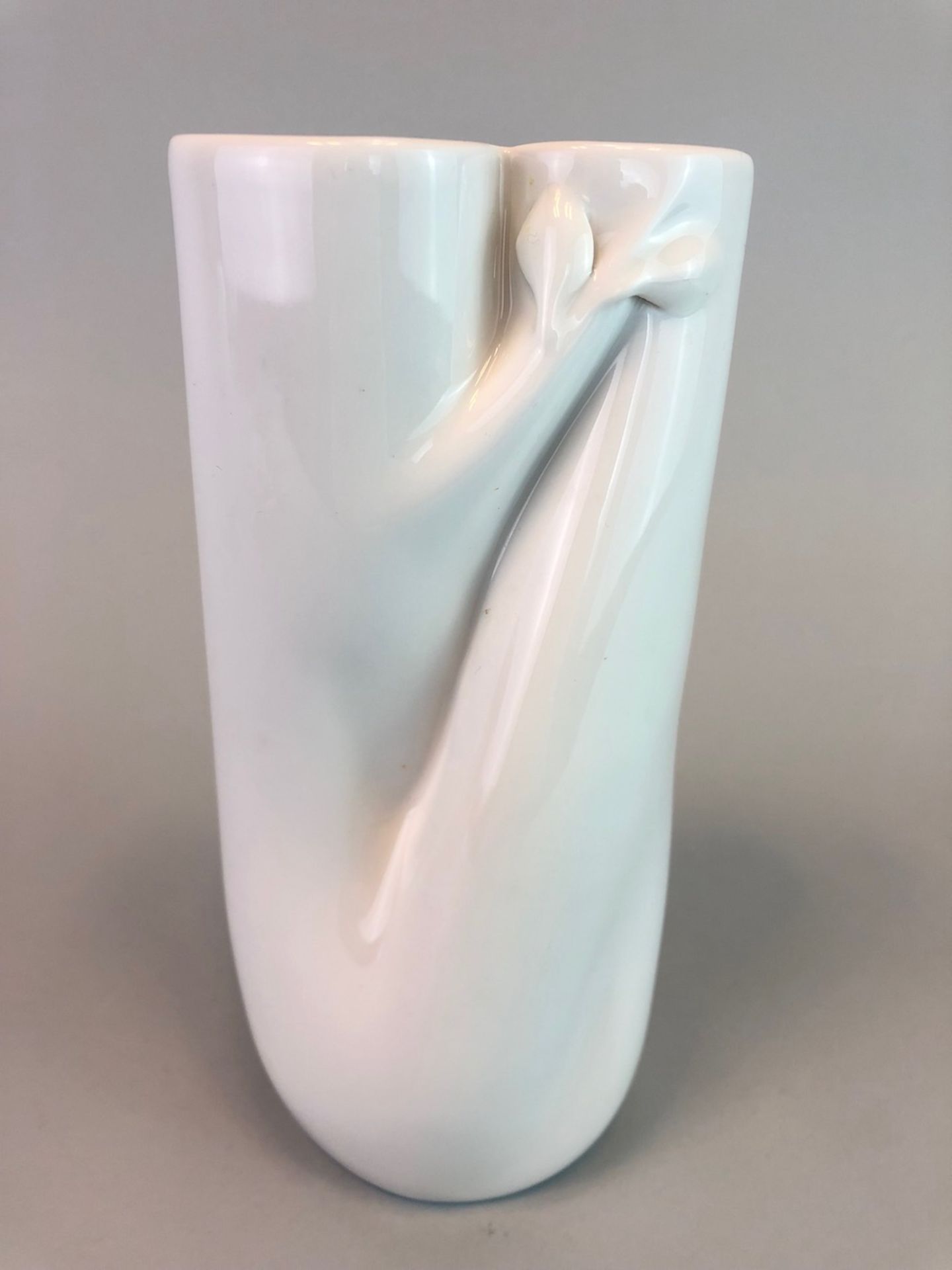 Designer-Vase: Meissen Porzellan.Vase mit herausgearbeitetem Ast / Zweig, H 20 cm. Schwertermarke