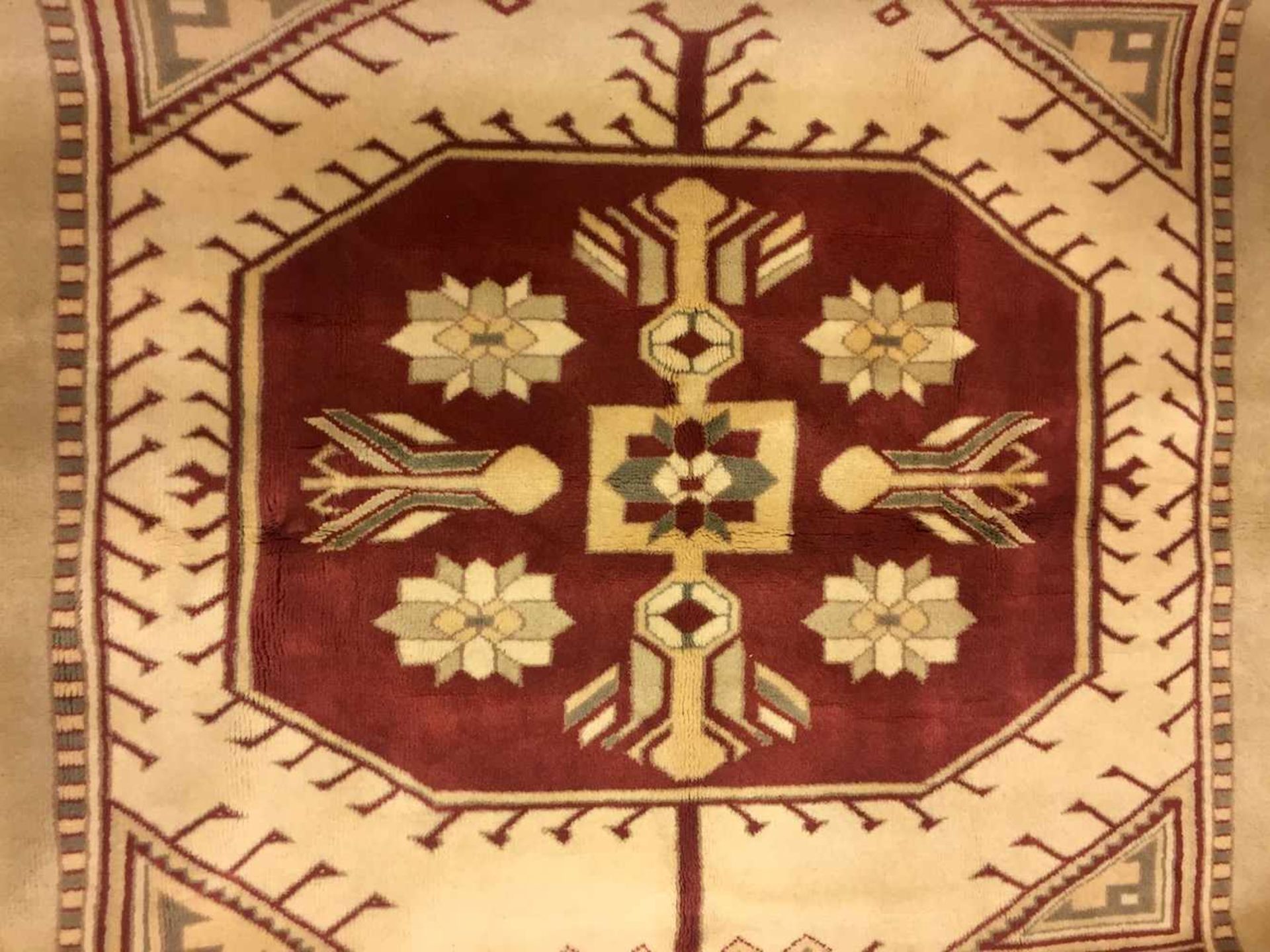 Großer eleganter Teppich: Handgeknüpft, 1,95 x 2,95 m.Wolle auf Wolle, Fransenkanten, creme-farbener
