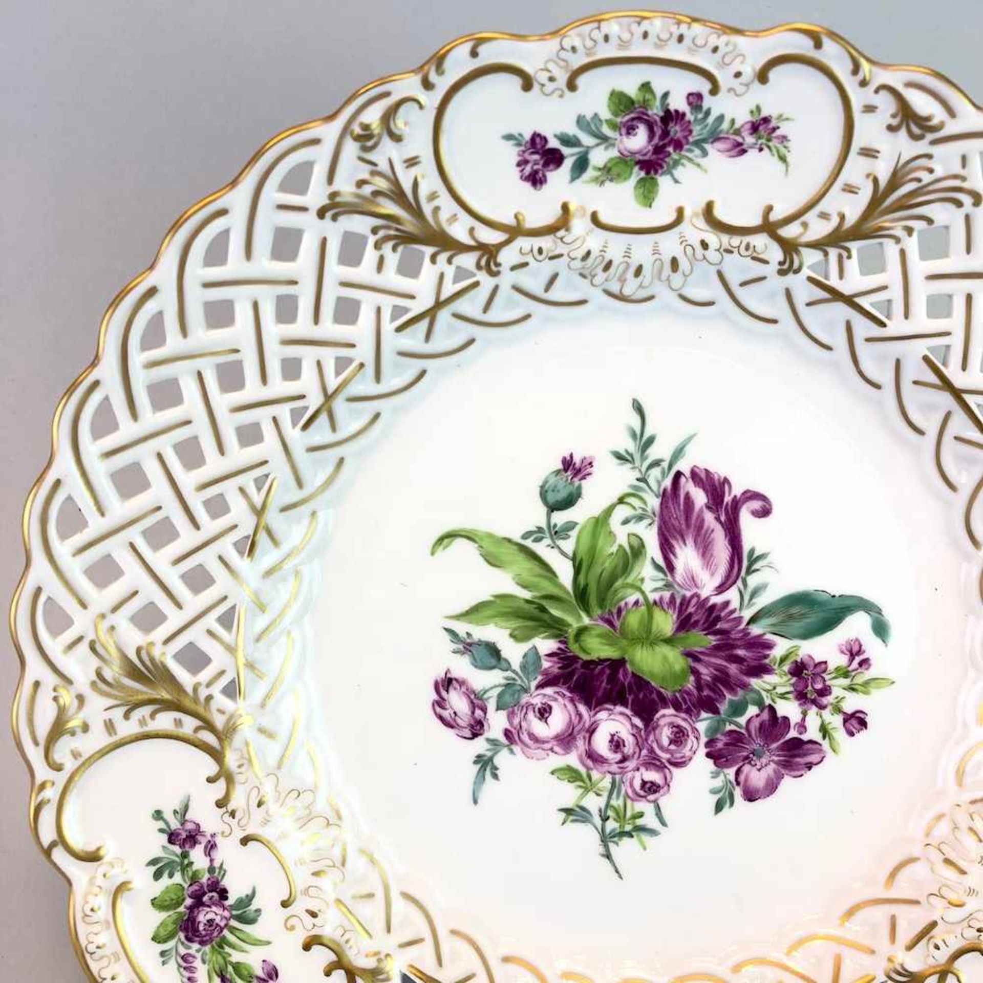 Durchbruchteller: Meissen Porzellan. Blumen-Bouquett, Gold.Flacher Teller mit ansteigendem - Bild 2 aus 2