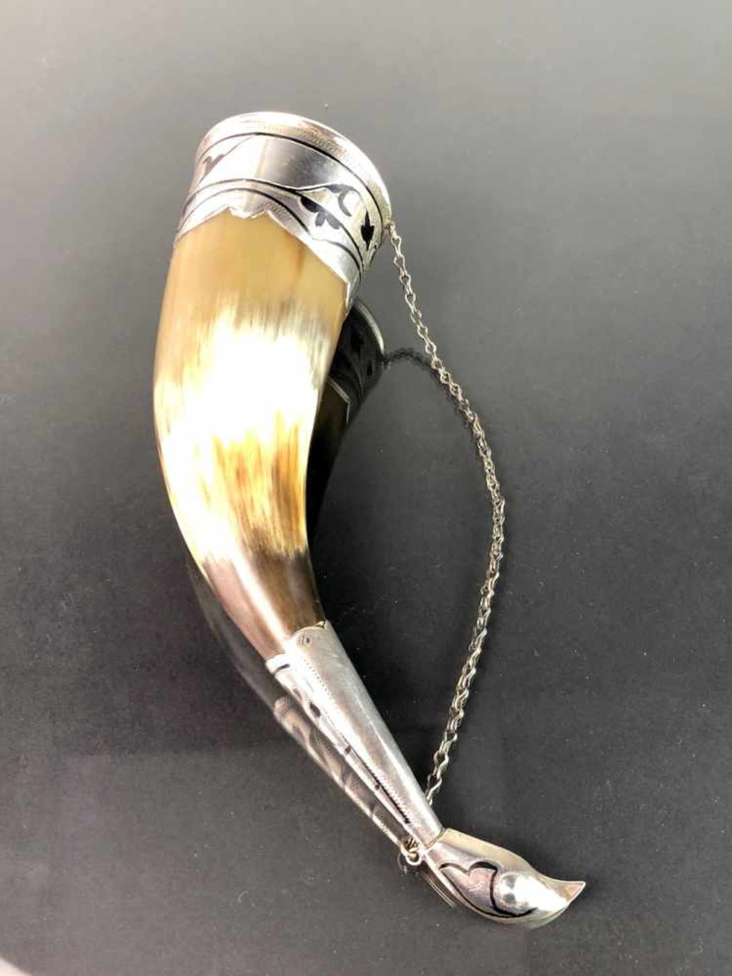 Trinkhorn: Horn mit edler Silbermontur, in Form eines Skorpion-Stachel.Trinkhorn aus Horn und - Bild 2 aus 6