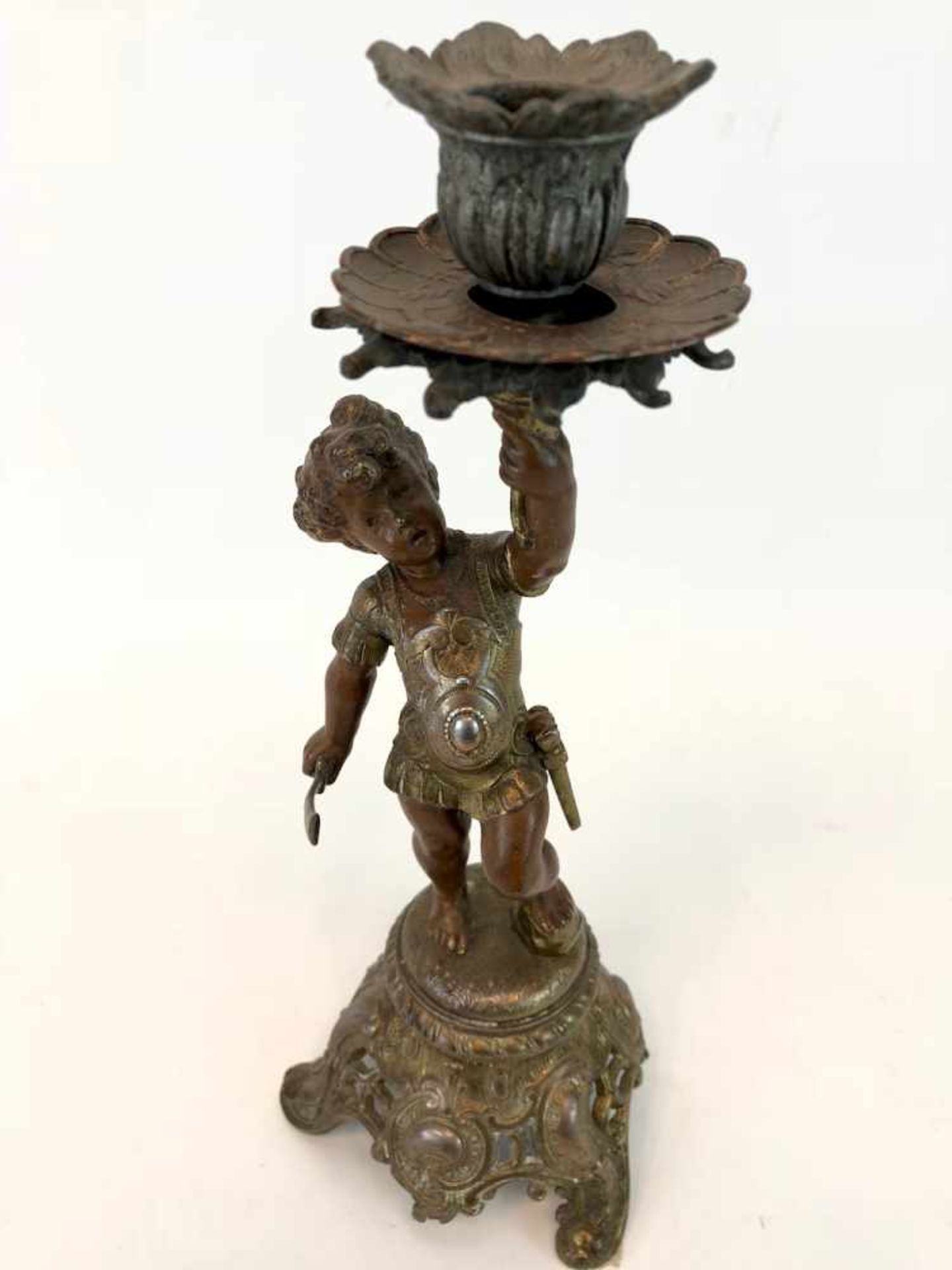 Figürlicher Kerzenleuchter: Römischer Knabe mit Schwert und Rüstung.Zinkguß, bronziert, farbig - Image 4 of 5