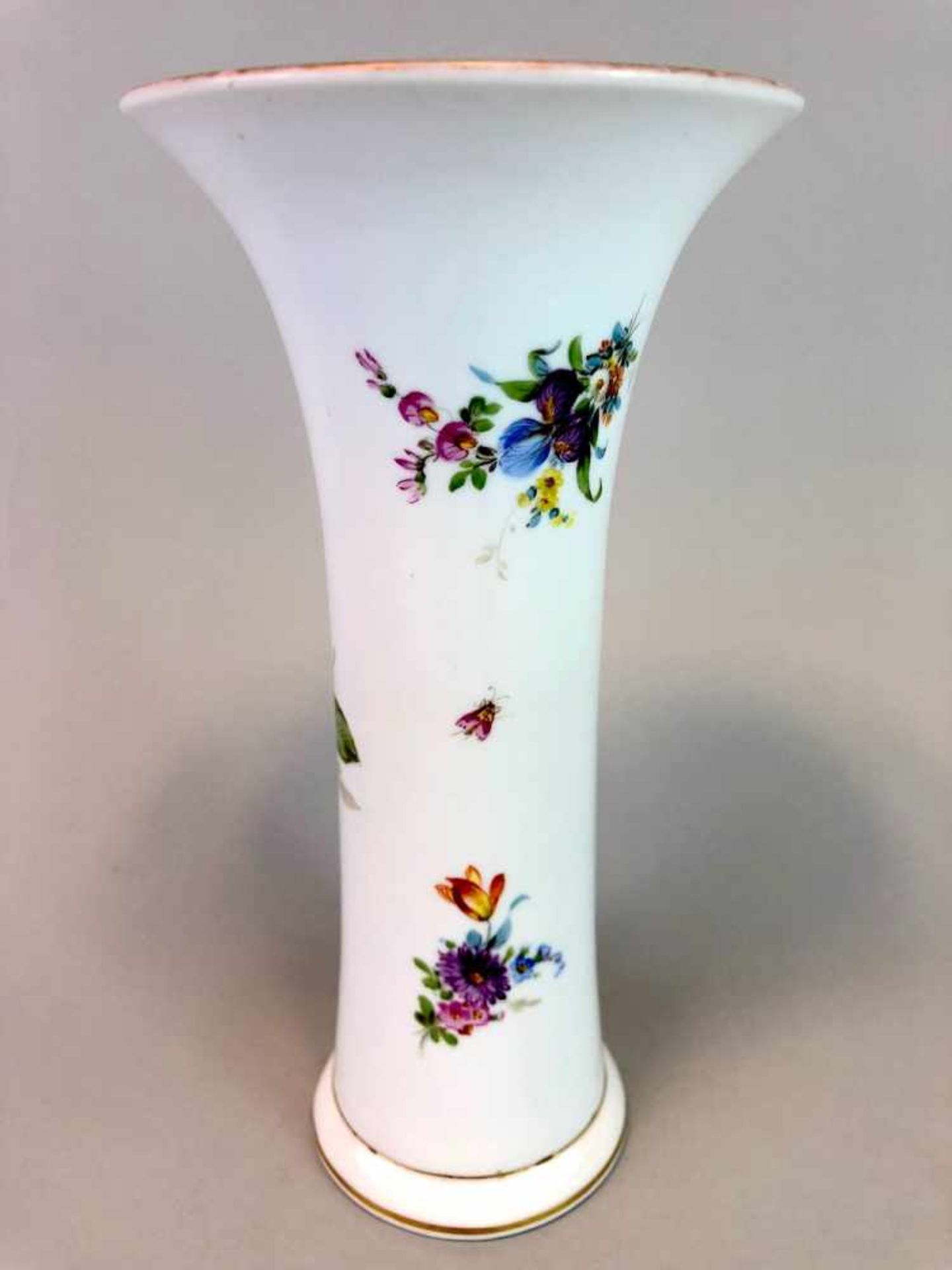 Stangenvase / Trichtervase: Meissen Teichert gemarkt, Blumen-Bouquett.Stangenvase, von Hand bemalt - Bild 3 aus 3