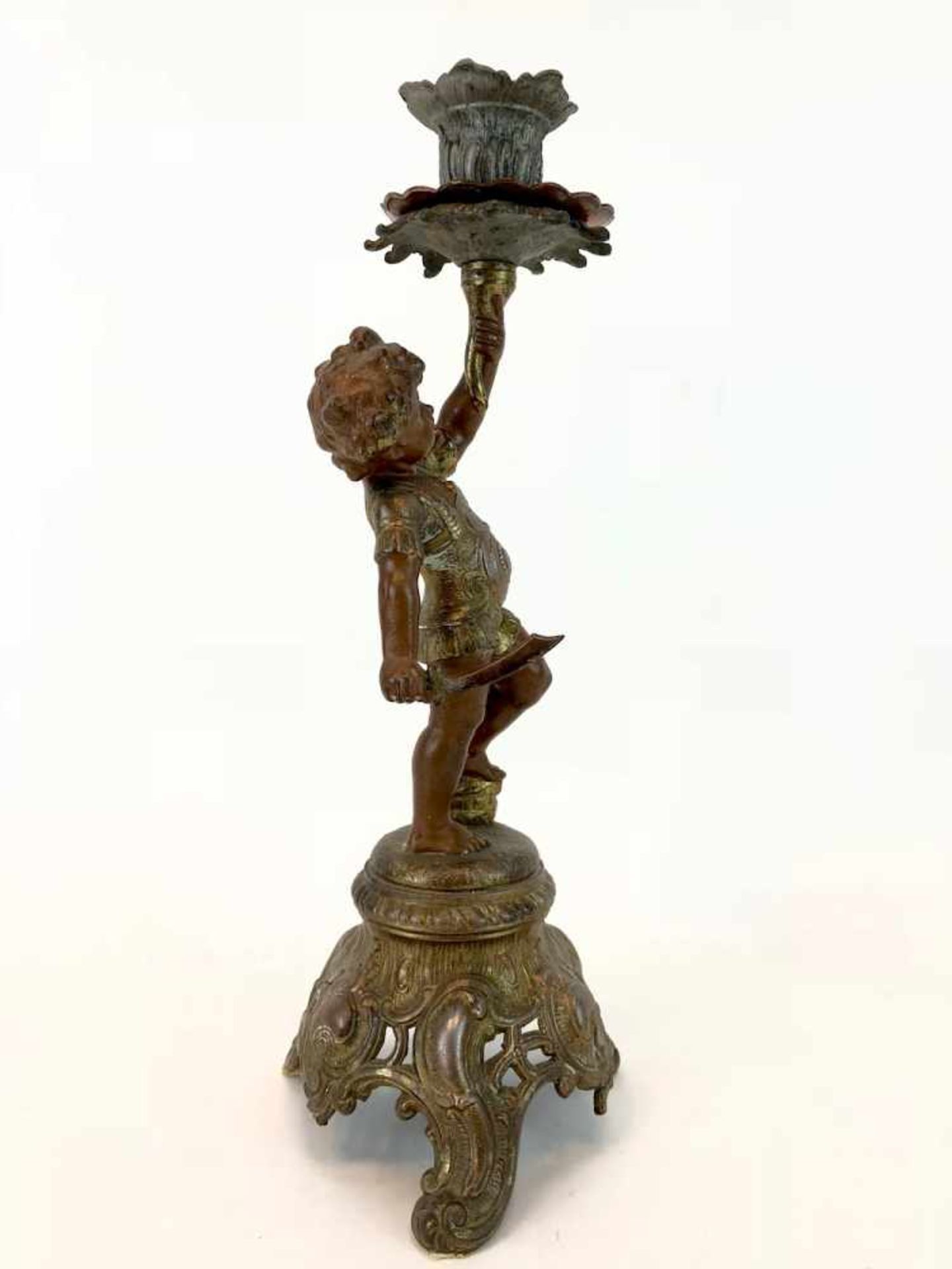 Figürlicher Kerzenleuchter: Römischer Knabe mit Schwert und Rüstung.Zinkguß, bronziert, farbig - Image 3 of 5