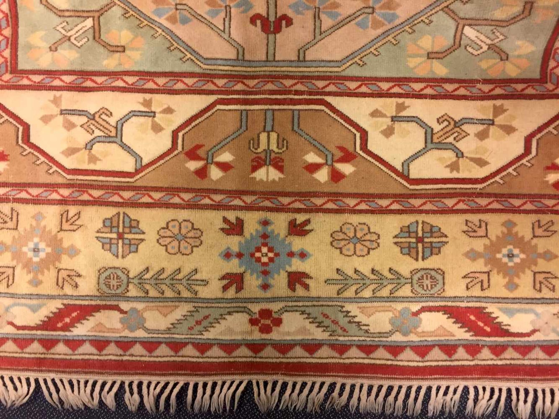 Großer Teppich: Handgeknüpft, 2,53 x 2,80 m.Wolle auf Wolle, Fransenkanten, heller Grund mit roten - Bild 2 aus 2