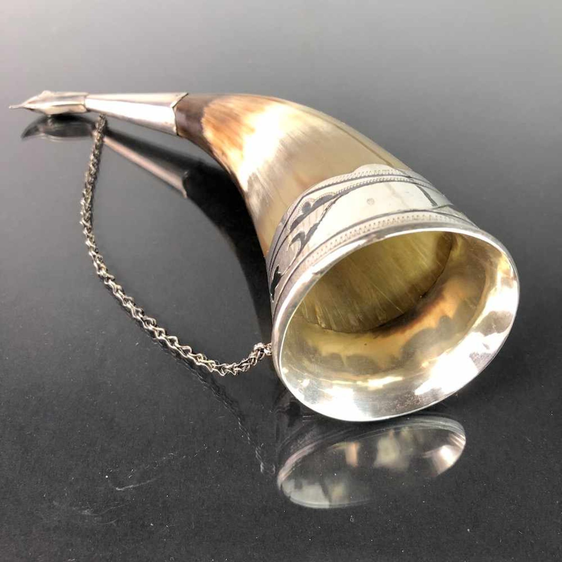 Trinkhorn: Horn mit edler Silbermontur, in Form eines Skorpion-Stachel.Trinkhorn aus Horn und - Bild 4 aus 6