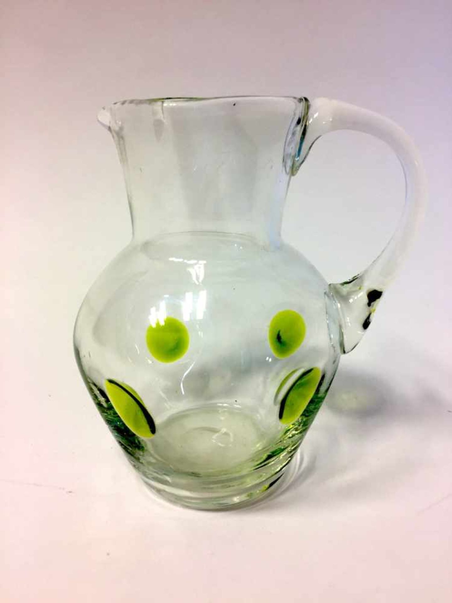 Glaskrug mit Grünglas-Einschmelzungen, 19. Jh.Farbloses Glas, handgearbeitet. Bauchige Form mit