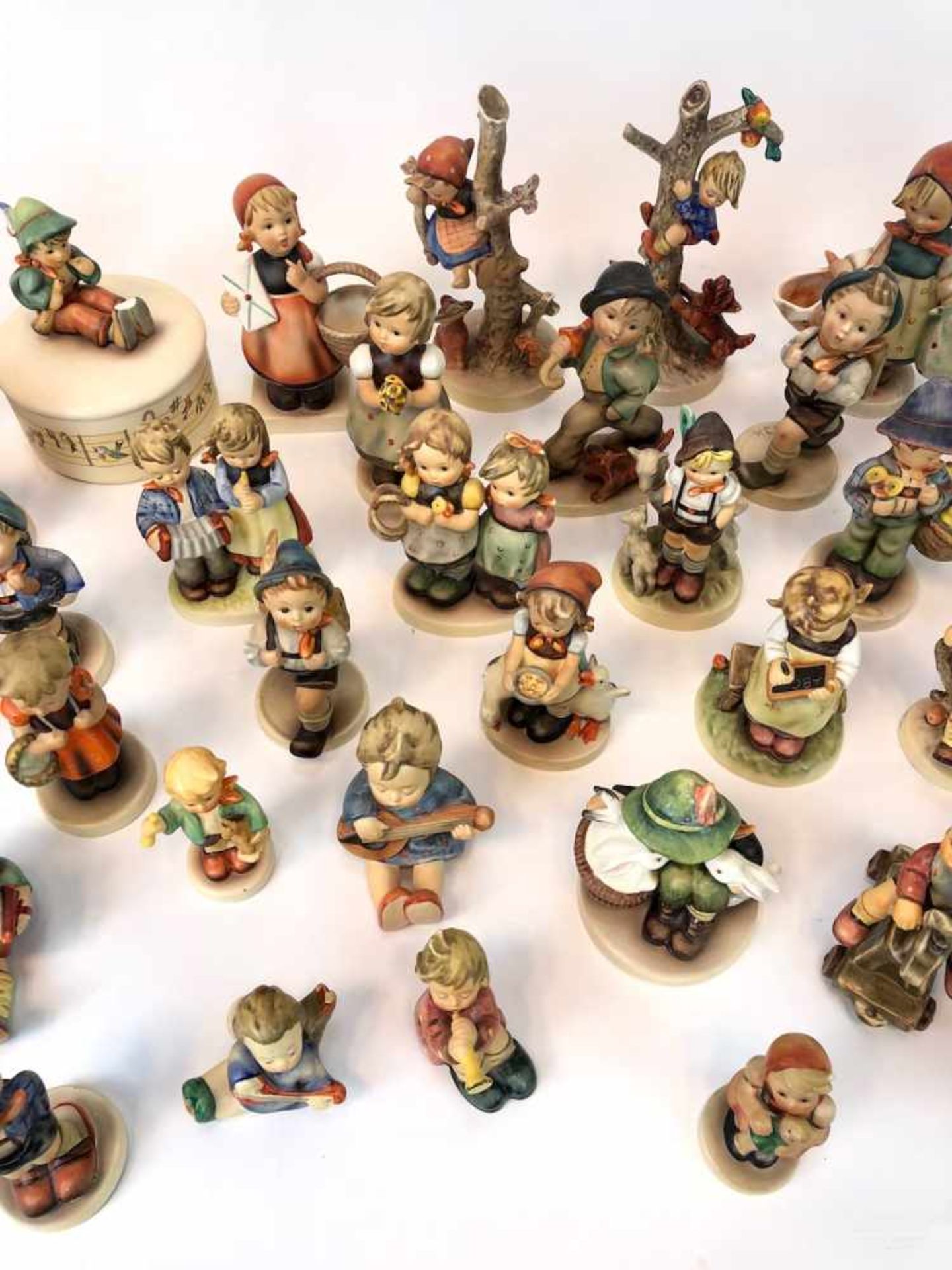 Sehr großer Posten Hummelfiguren: 41 teils große Kinderfiguren, Mitte 20. Jh., GOEBEL.41 - Bild 5 aus 6