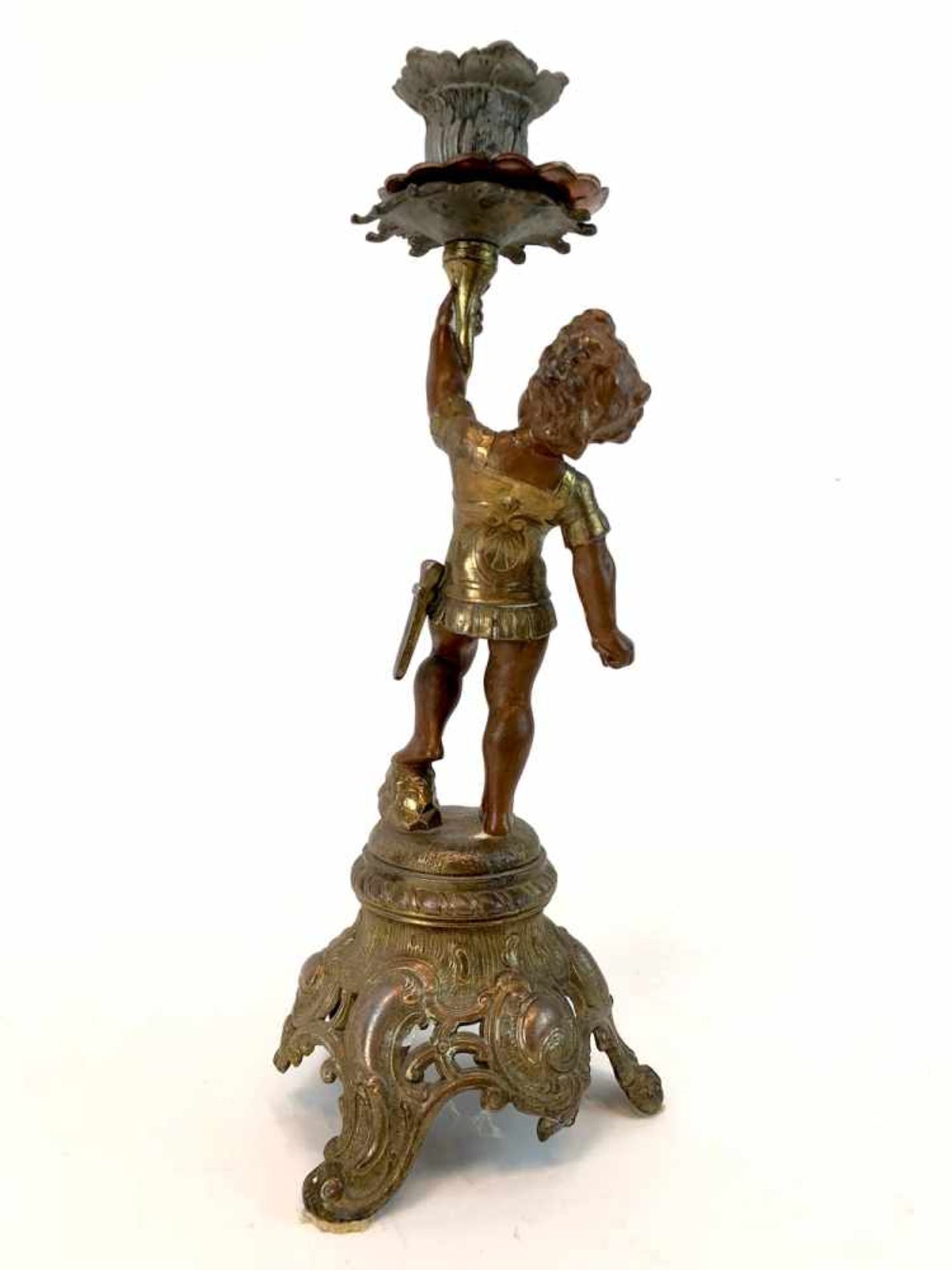 Figürlicher Kerzenleuchter: Römischer Knabe mit Schwert und Rüstung.Zinkguß, bronziert, farbig - Image 5 of 5
