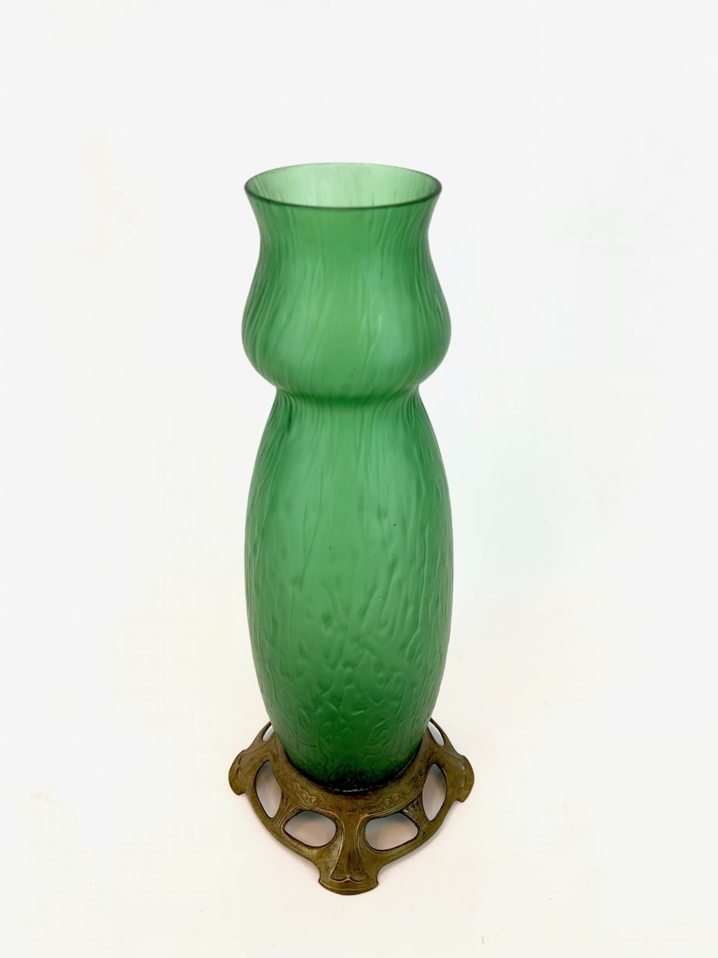 Formschöne Vase: Jugendstil Handarbeit.Grünes Glas aufwendig von Hand gearbeitet, hohe leicht - Bild 2 aus 3