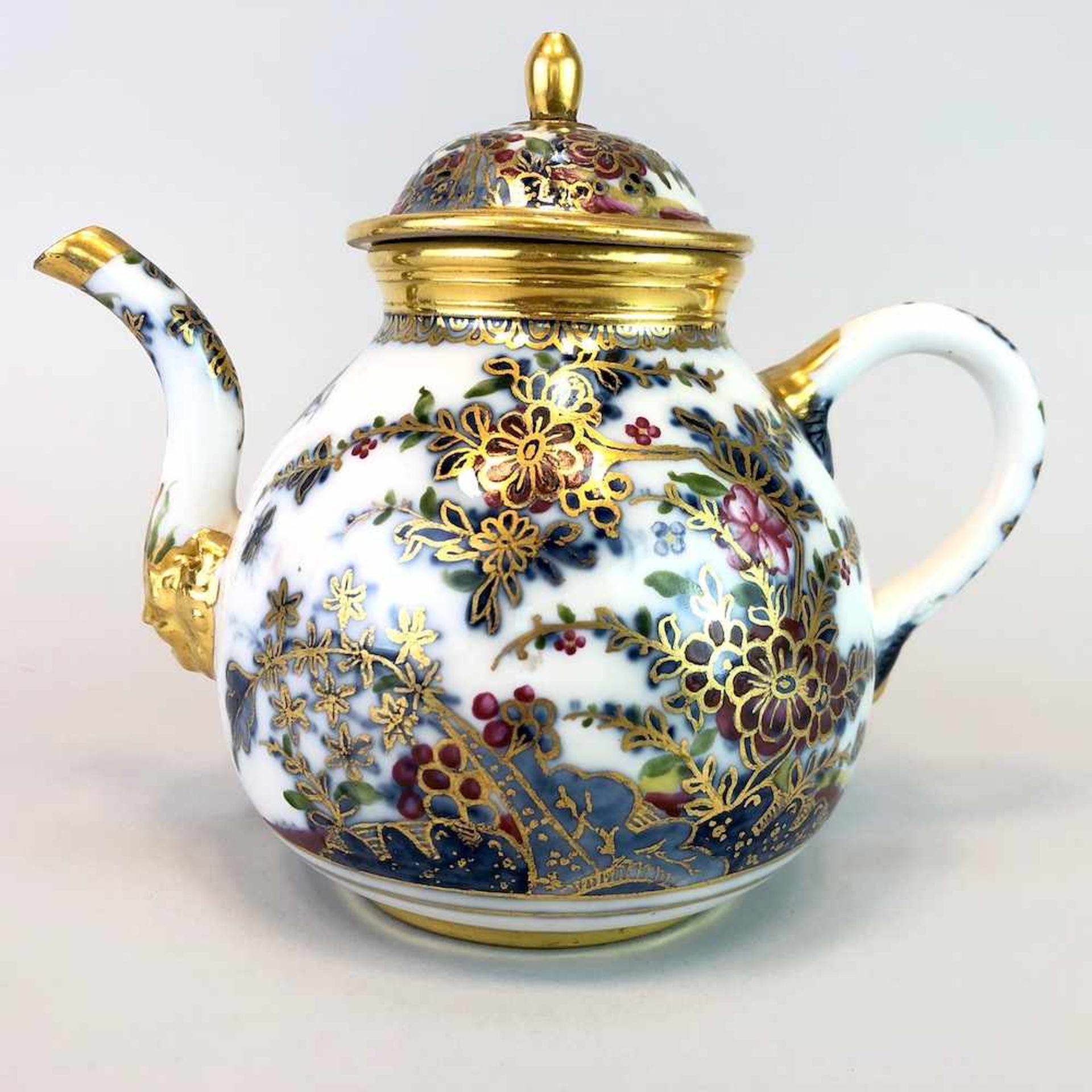 Hochbedeutende und museale Teekanne mit Maskaronausguß: Meissen Porzellan um 1725.Johann David