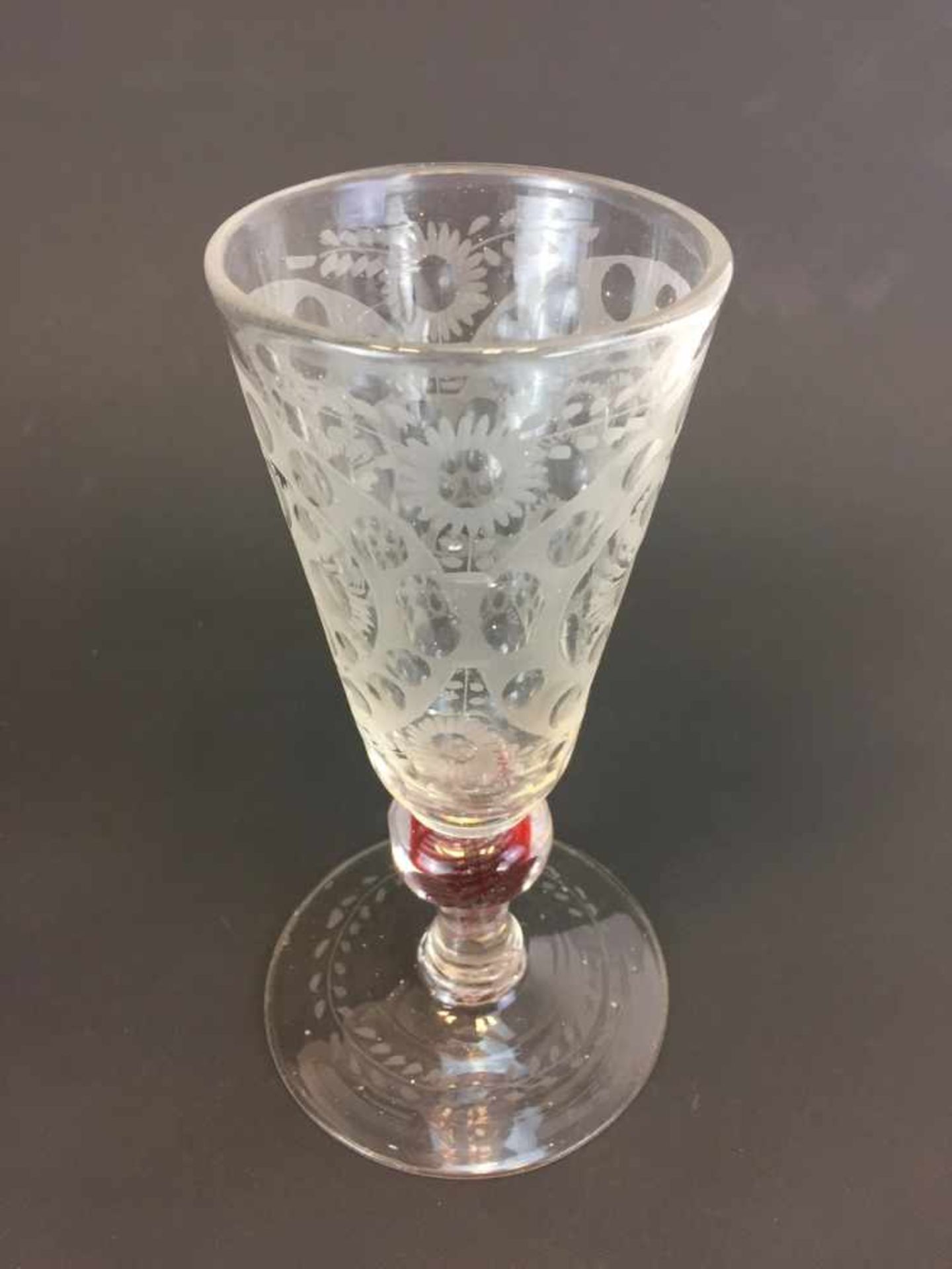 Hochbedeutender Barock-Pokal: Glas beschliffen, Goldrubin-Fäden. Böhmen um 1700.Farbloses Glas von - Image 3 of 5