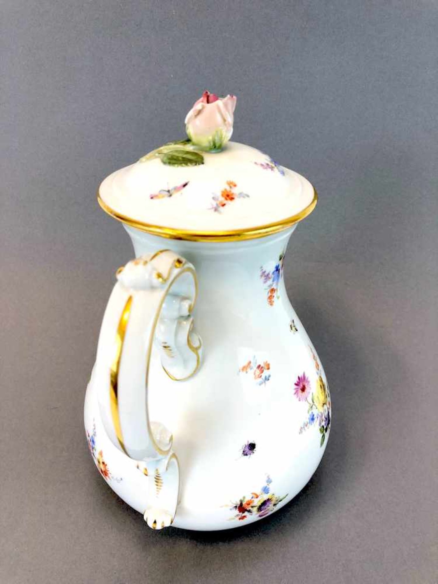 Sehr große und dekorative Kaffeekanne: Meissen Teichert. Blumen-Bouquet und Streublümchen, Goldrand. - Bild 4 aus 5