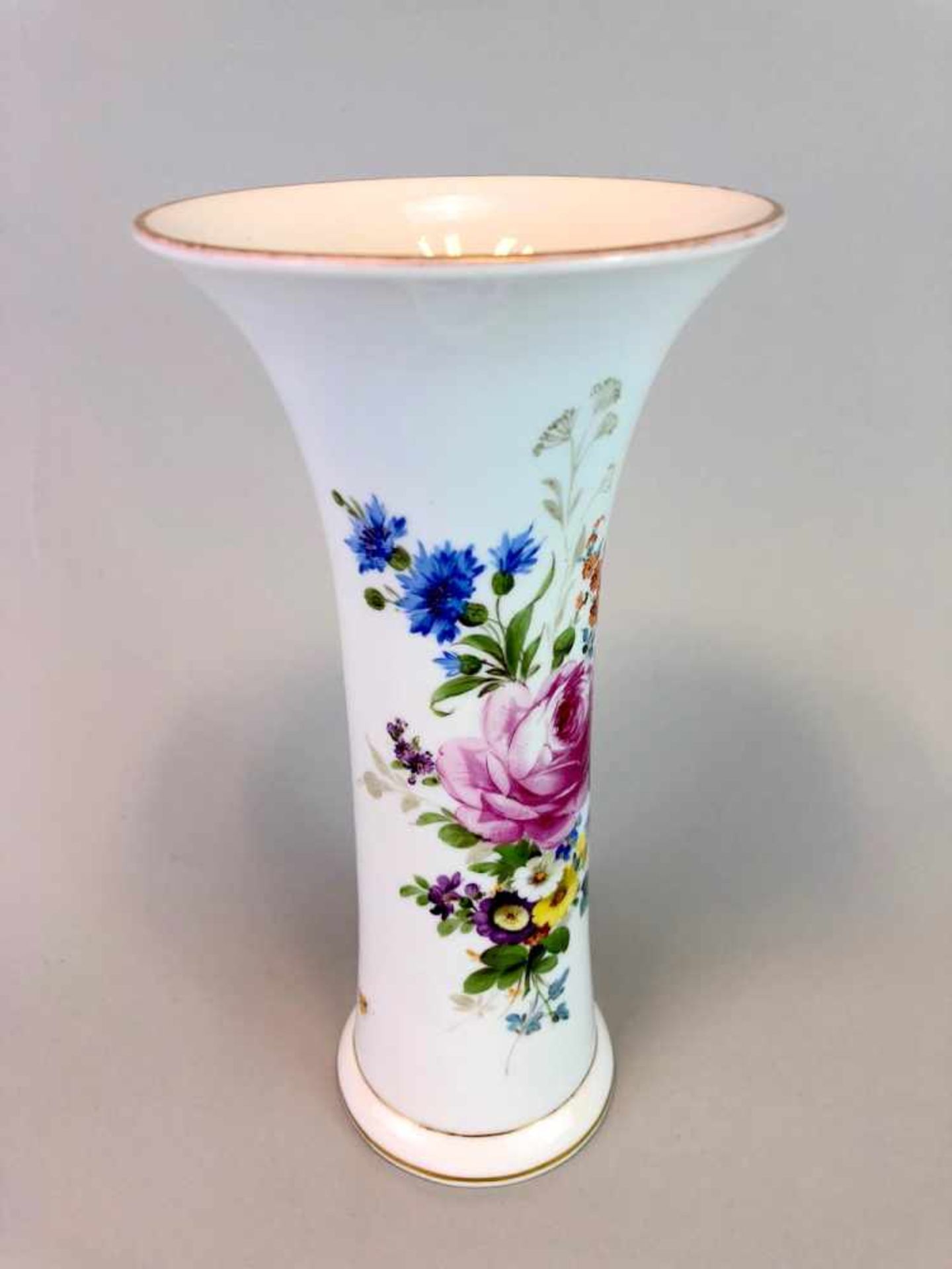 Stangenvase / Trichtervase: Meissen Teichert gemarkt, Blumen-Bouquett.Stangenvase, von Hand bemalt - Bild 2 aus 3