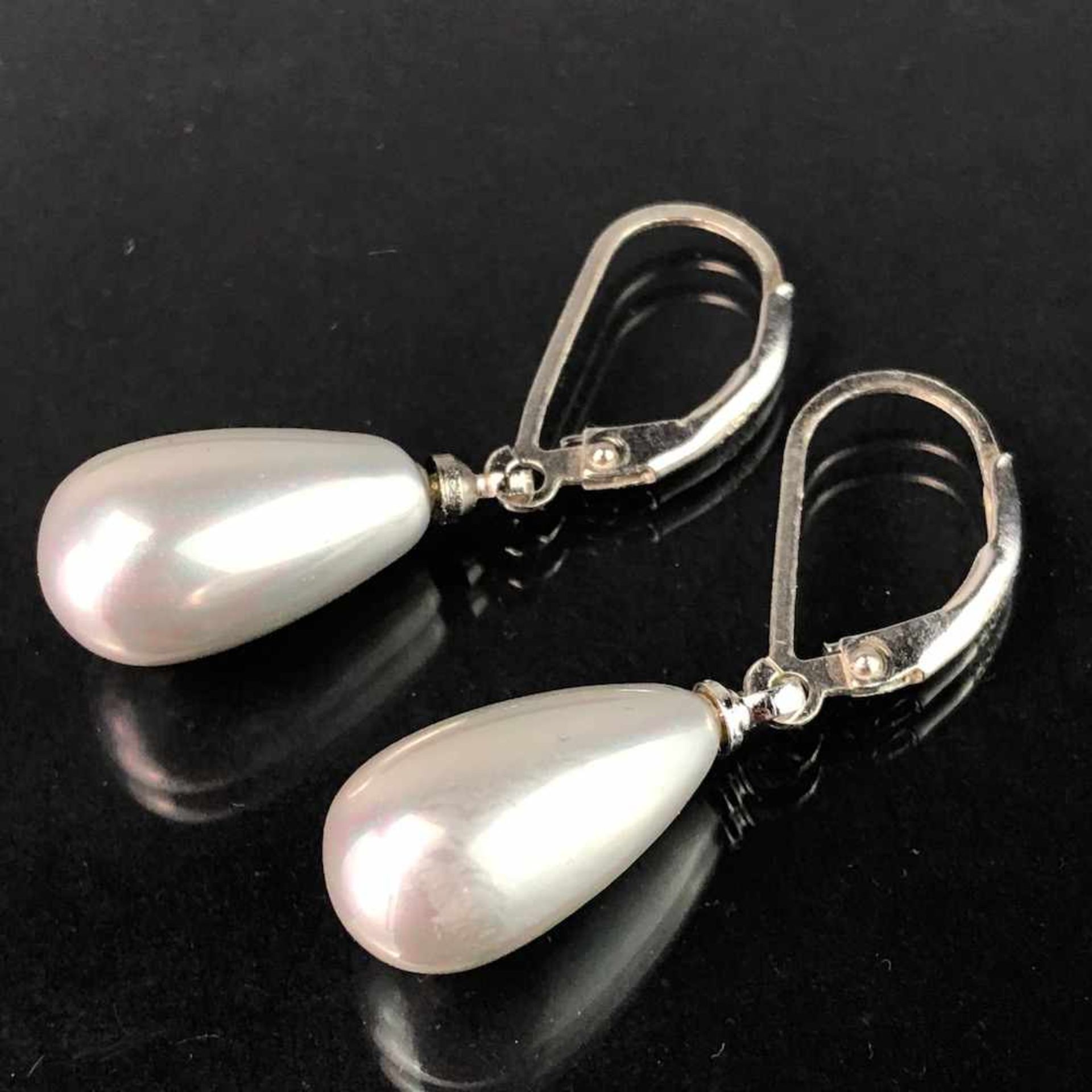 Elegante Ohrhänger: Tropfenförmige Perle in Silber-farben. Silber.Punziert Sterlingsilber 925.
