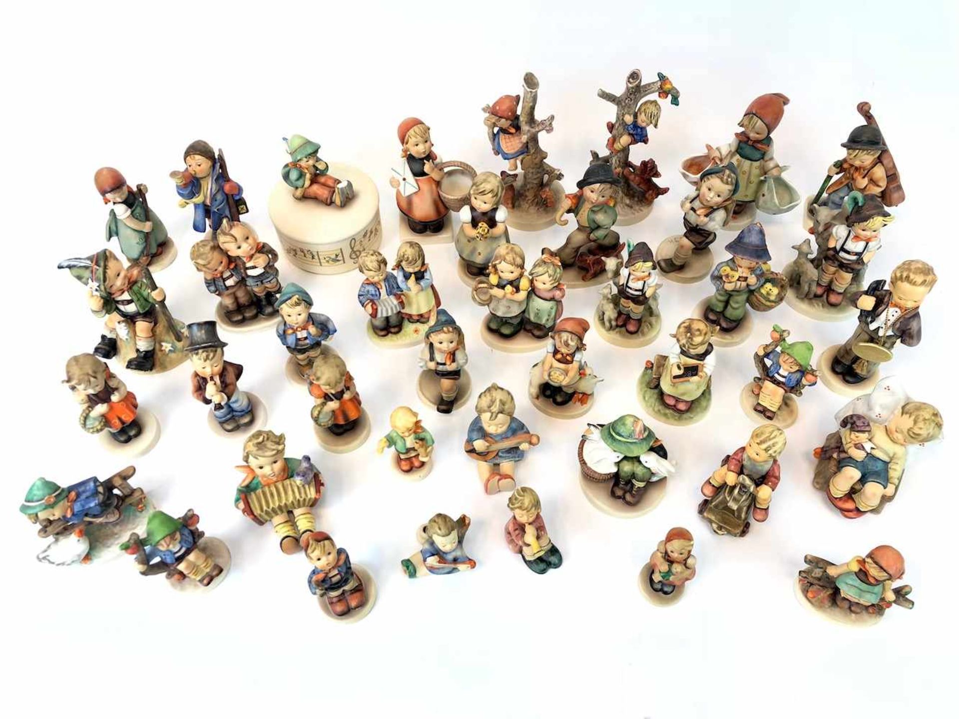 Sehr großer Posten Hummelfiguren: 41 teils große Kinderfiguren, Mitte 20. Jh., GOEBEL.41 - Bild 3 aus 6