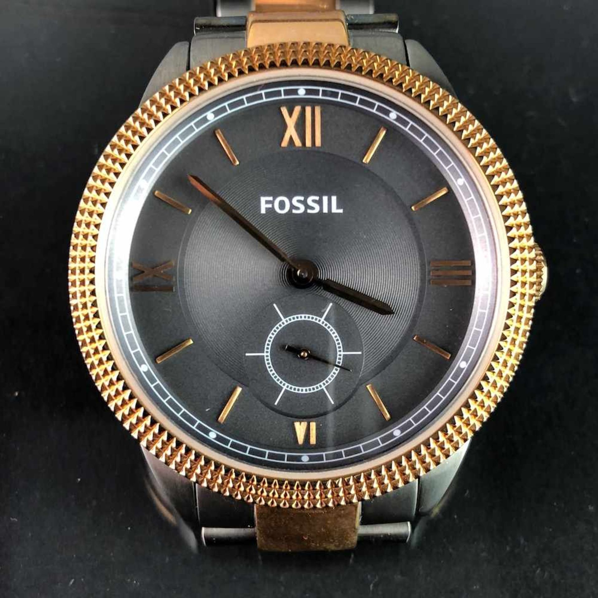Armbanduhr: "FOSSIL". Edelstahl gebürstet und bicolor. Mineralglas. Ungetragen aus Uhrmachernachlaß.