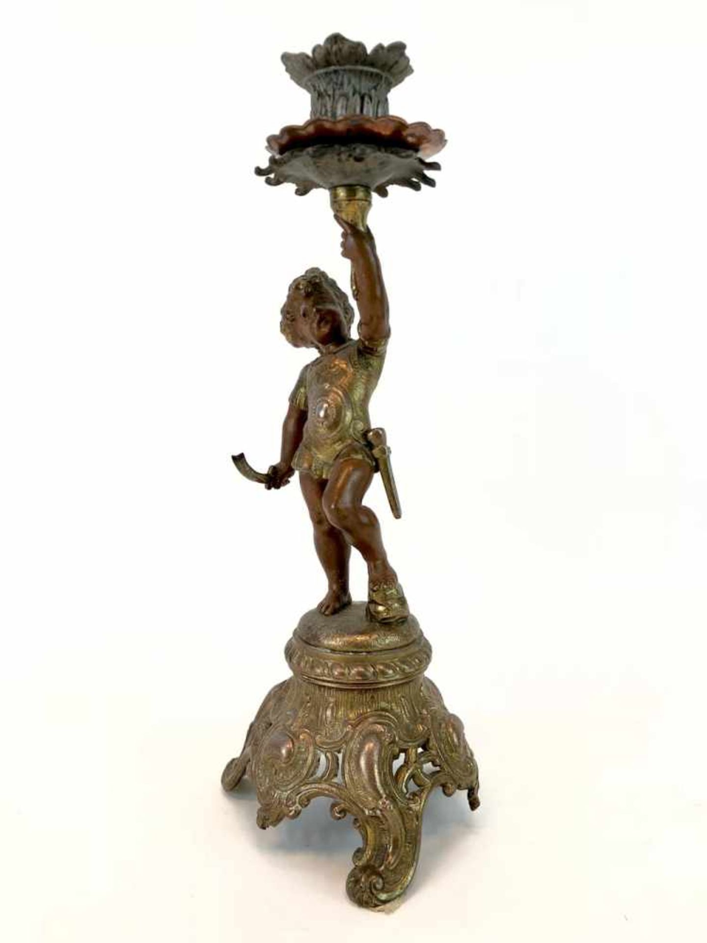 Figürlicher Kerzenleuchter: Römischer Knabe mit Schwert und Rüstung.Zinkguß, bronziert, farbig - Image 2 of 5