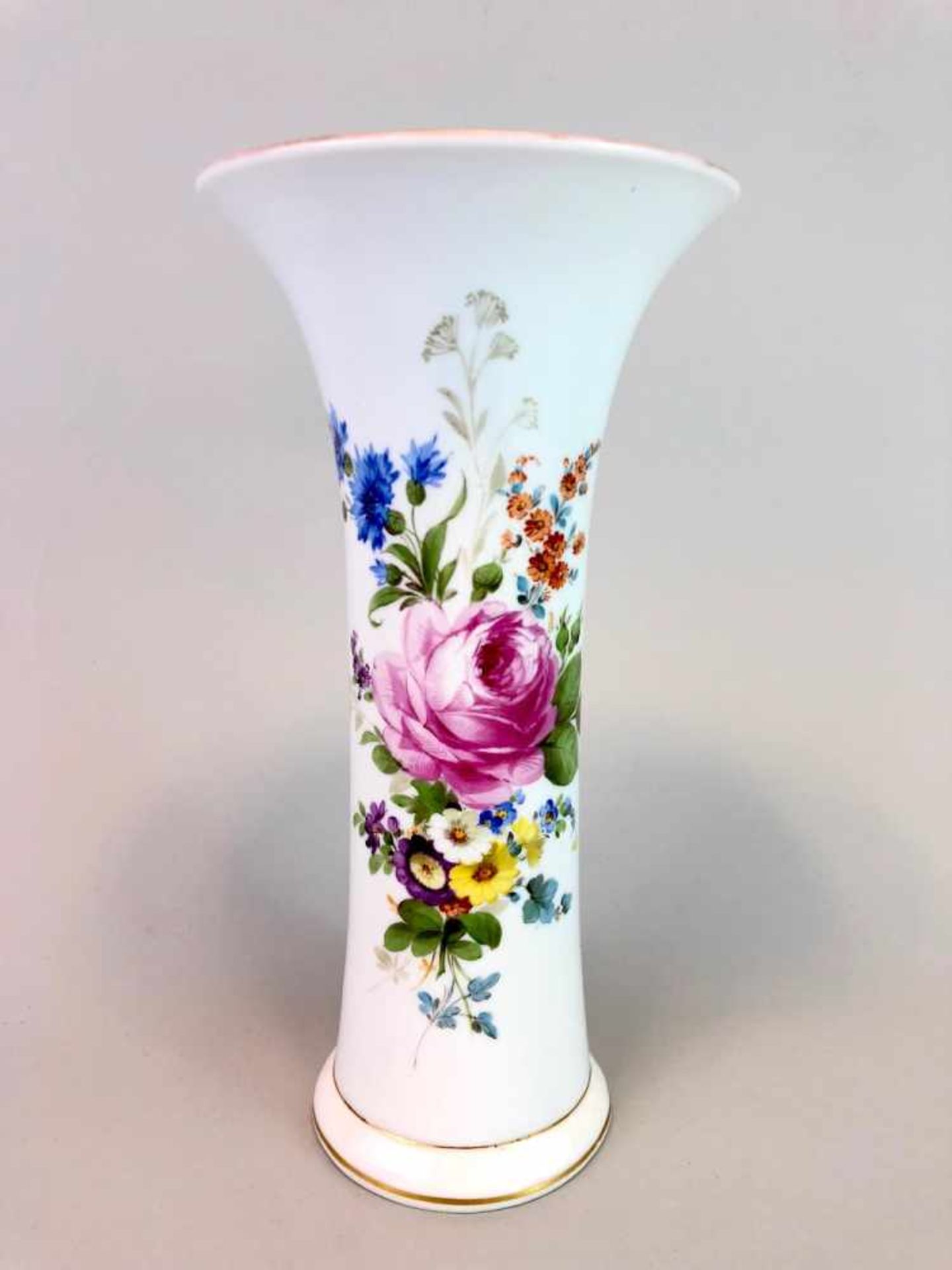 Stangenvase / Trichtervase: Meissen Teichert gemarkt, Blumen-Bouquett.Stangenvase, von Hand bemalt