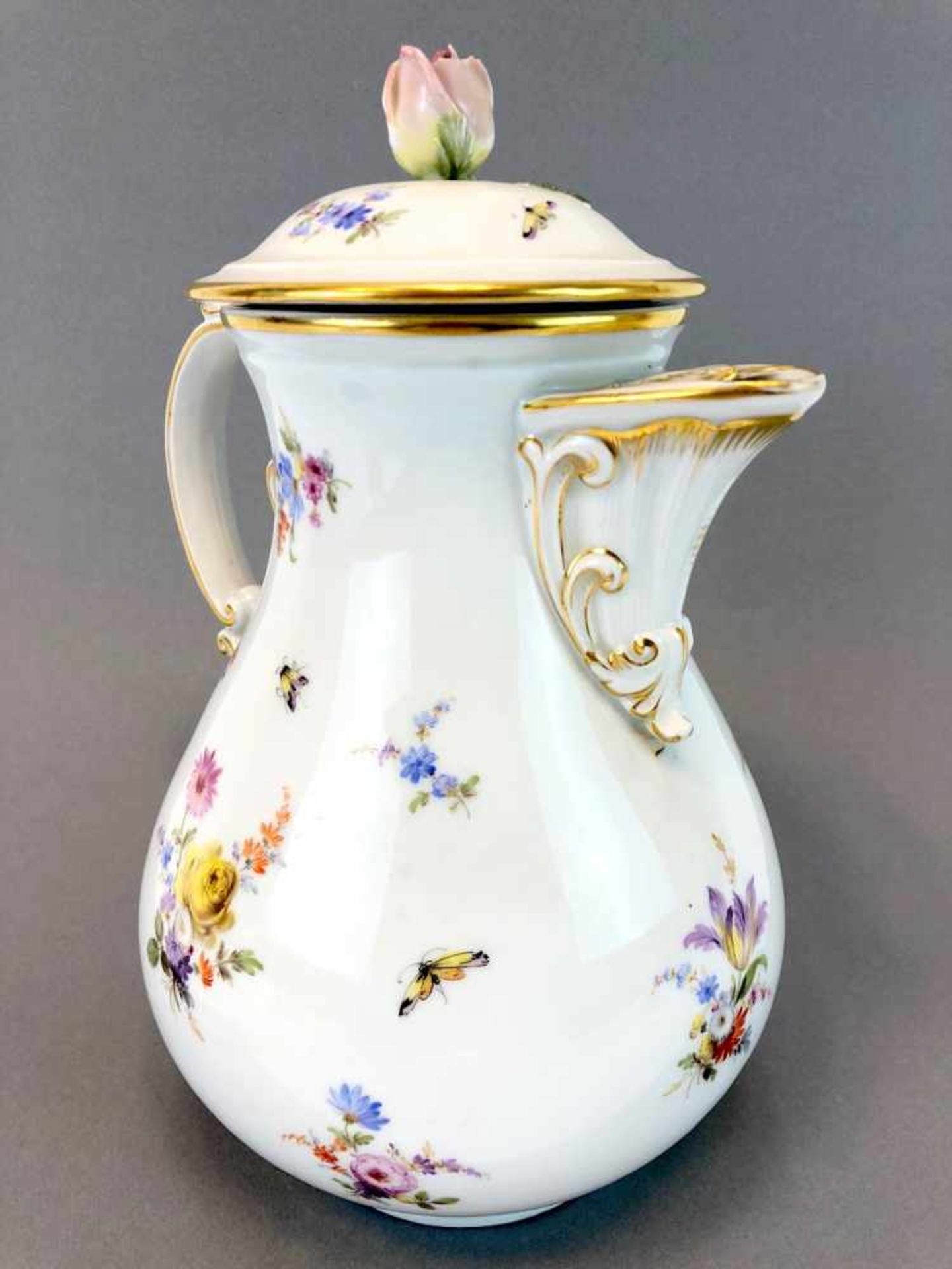 Sehr große und dekorative Kaffeekanne: Meissen Teichert. Blumen-Bouquet und Streublümchen, Goldrand. - Bild 3 aus 5