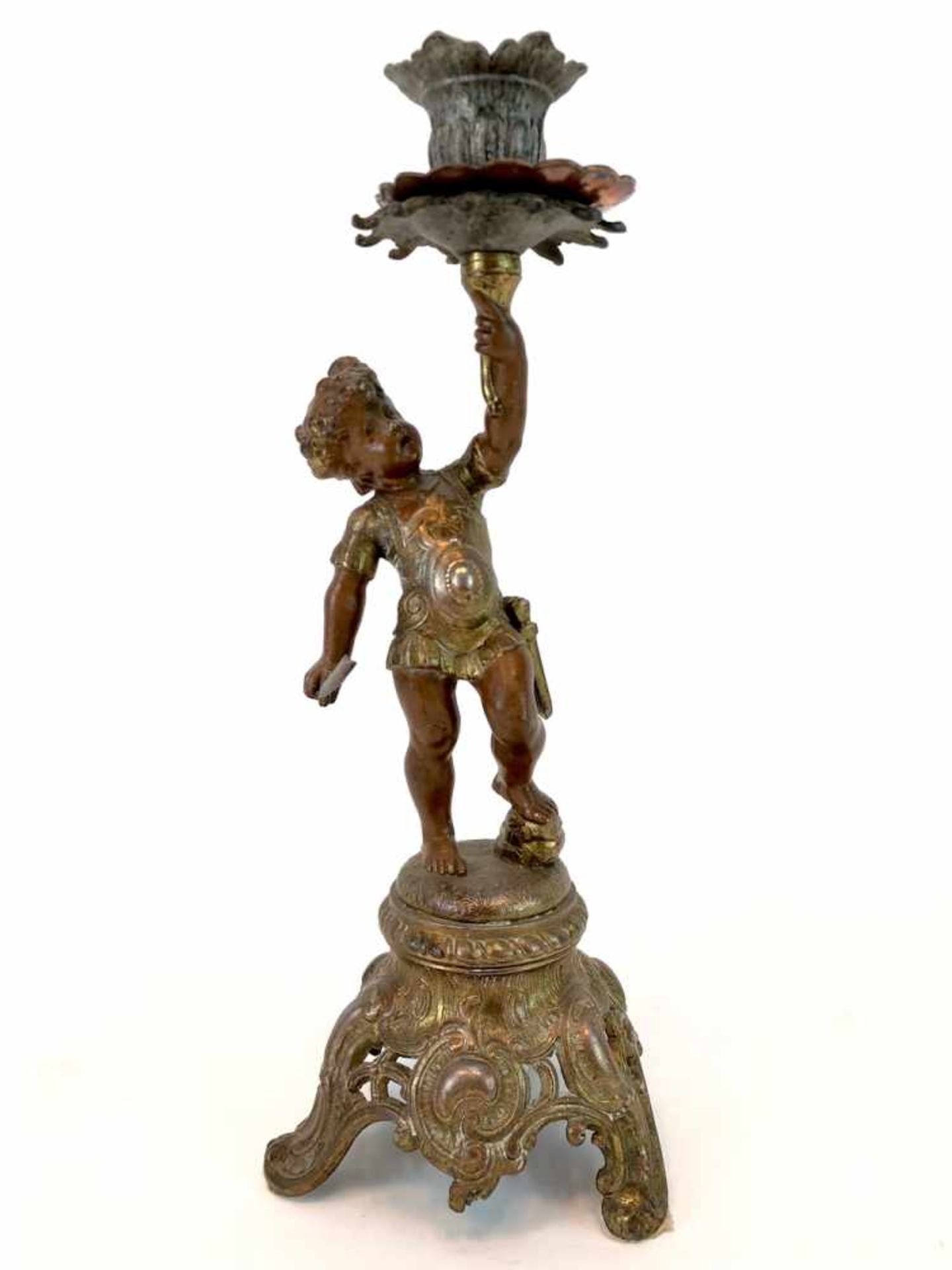 Figürlicher Kerzenleuchter: Römischer Knabe mit Schwert und Rüstung.Zinkguß, bronziert, farbig