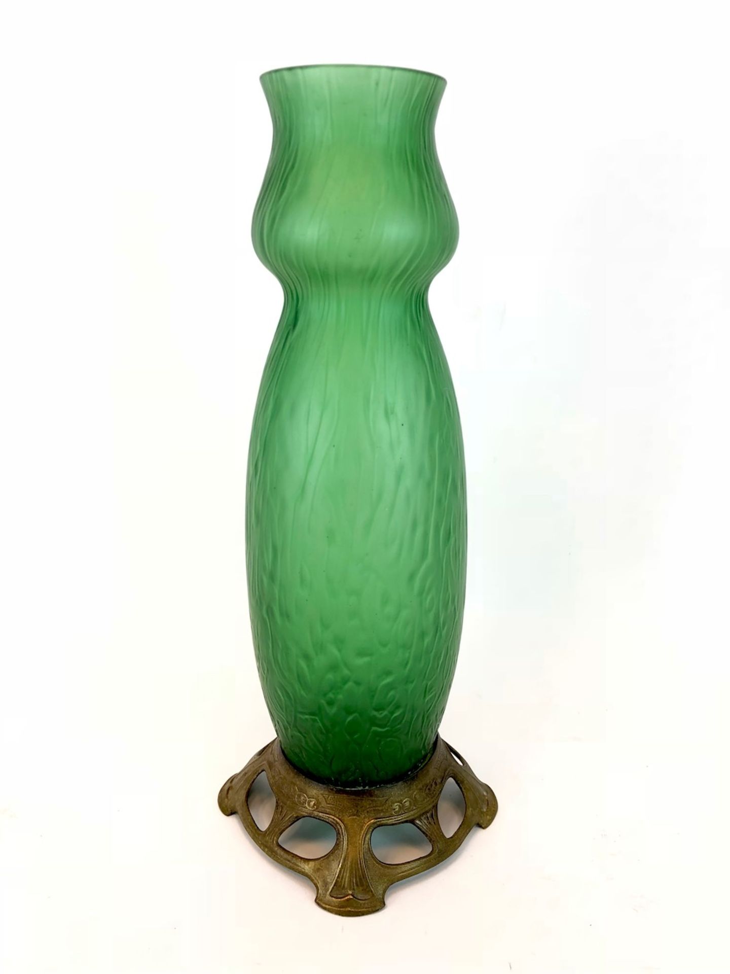 Formschöne Vase: Jugendstil Handarbeit.Grünes Glas aufwendig von Hand gearbeitet, hohe leicht