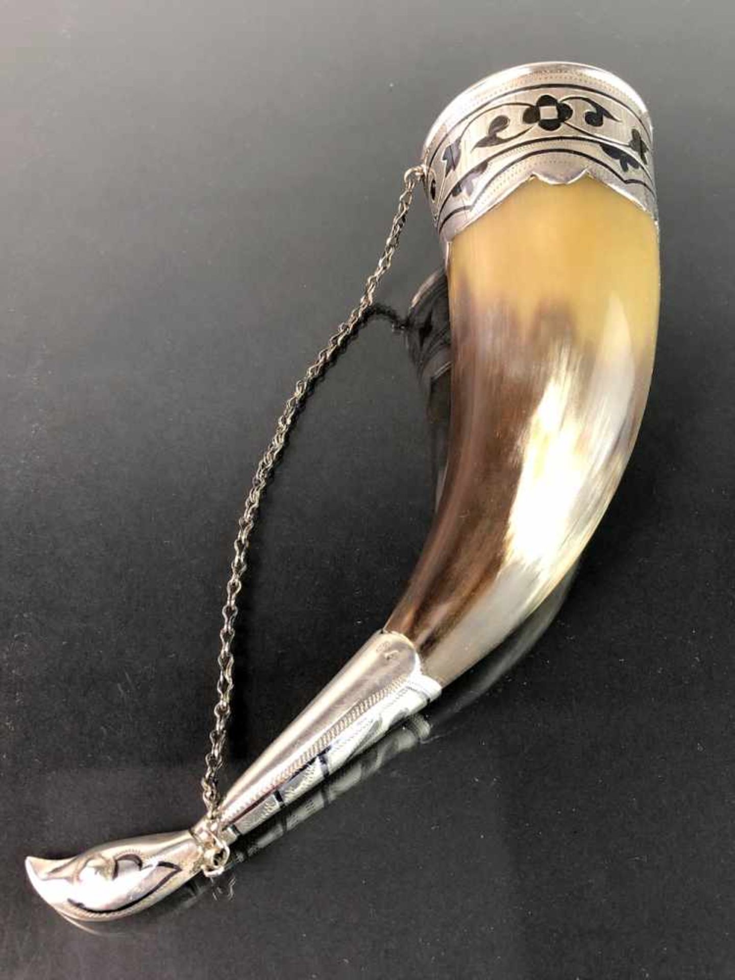 Trinkhorn: Horn mit edler Silbermontur, in Form eines Skorpion-Stachel.Trinkhorn aus Horn und - Bild 3 aus 6