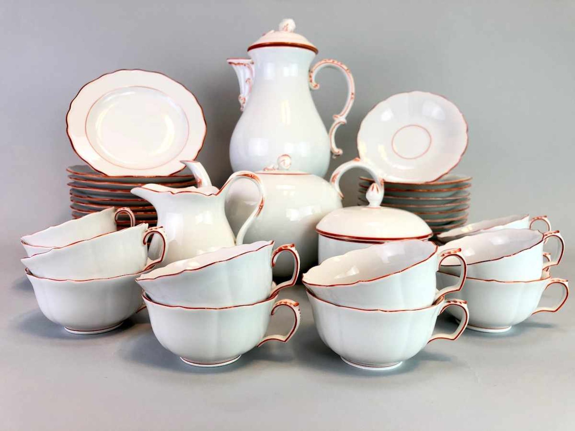 Tee-Service: Meissen Porzellan, Neuer Ausschnitt, Dekor Koralle rot, um 1910, tadellos!Teeservice in - Bild 4 aus 5