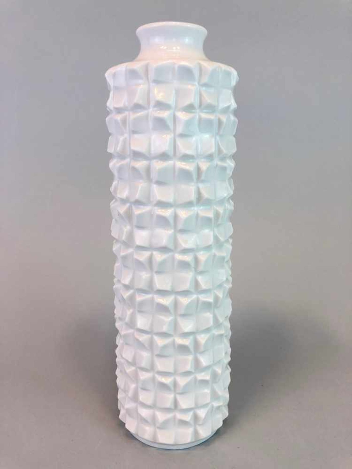 Strukturvase: Meissen Porzellan.Zylindrische Wandung mit plastischem Strukturdekor sowie verjüngte