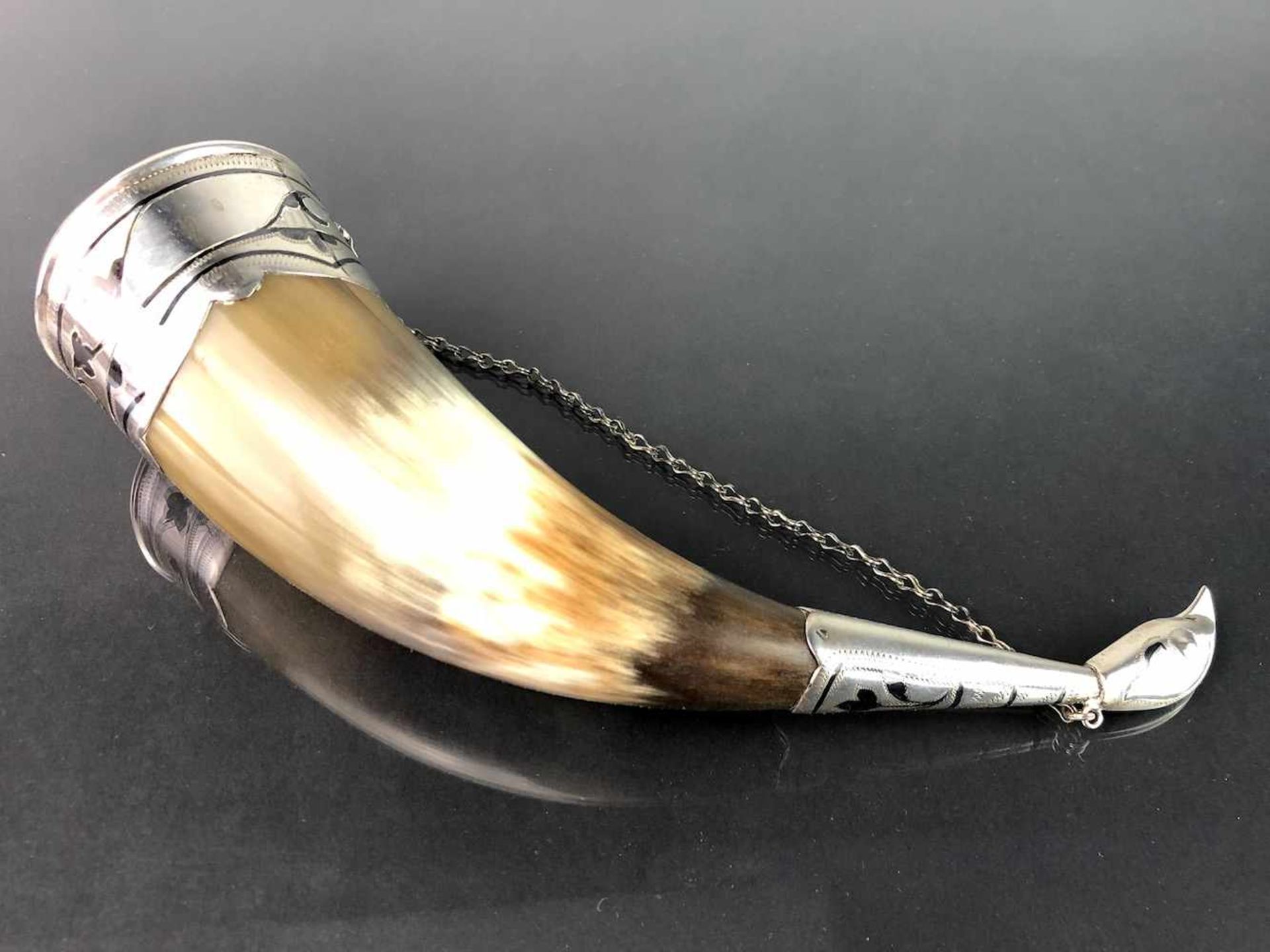 Trinkhorn: Horn mit edler Silbermontur, in Form eines Skorpion-Stachel.Trinkhorn aus Horn und