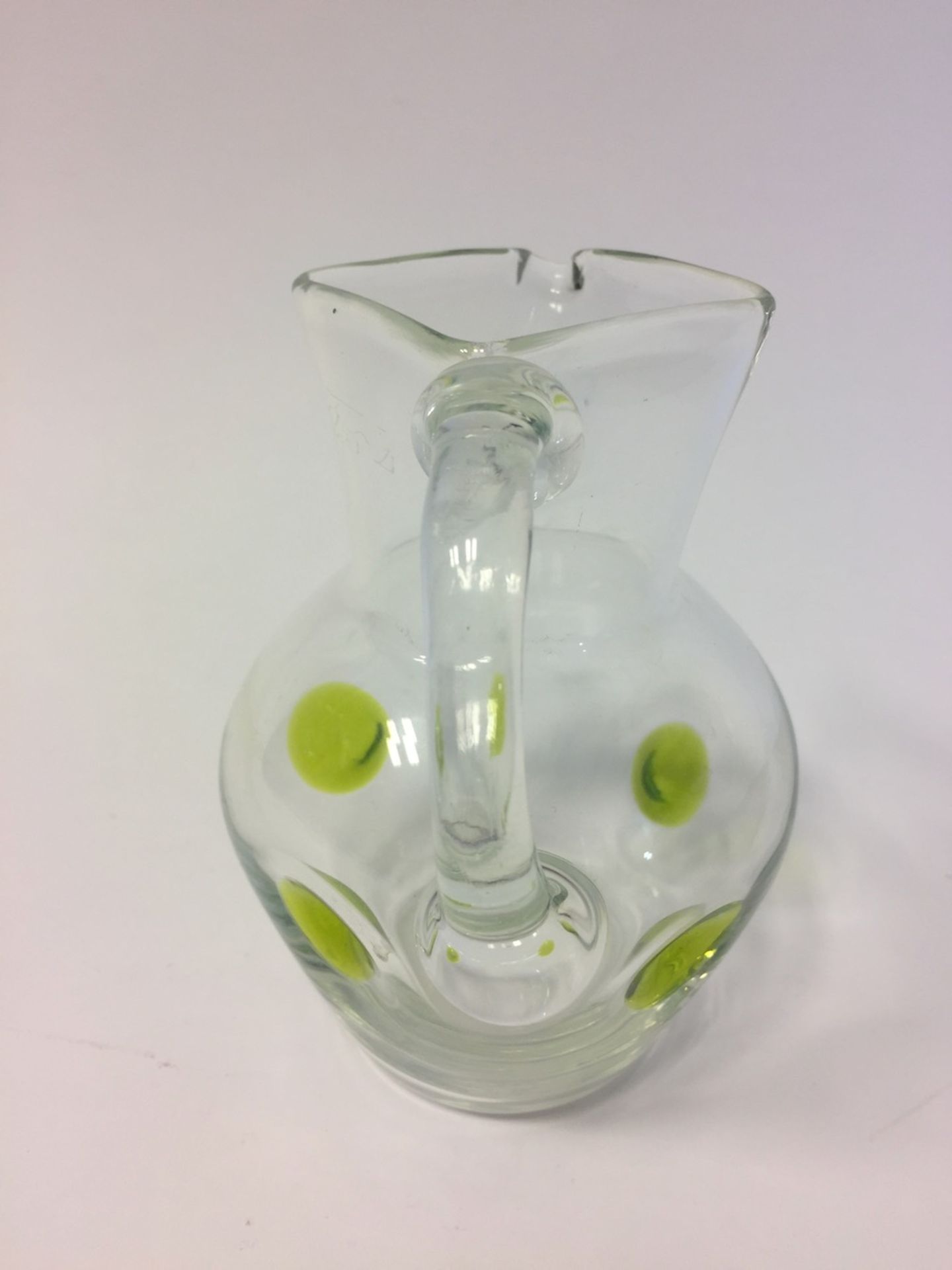Glaskrug mit Grünglas-Einschmelzungen, 19. Jh.Farbloses Glas, handgearbeitet. Bauchige Form mit - Image 2 of 2