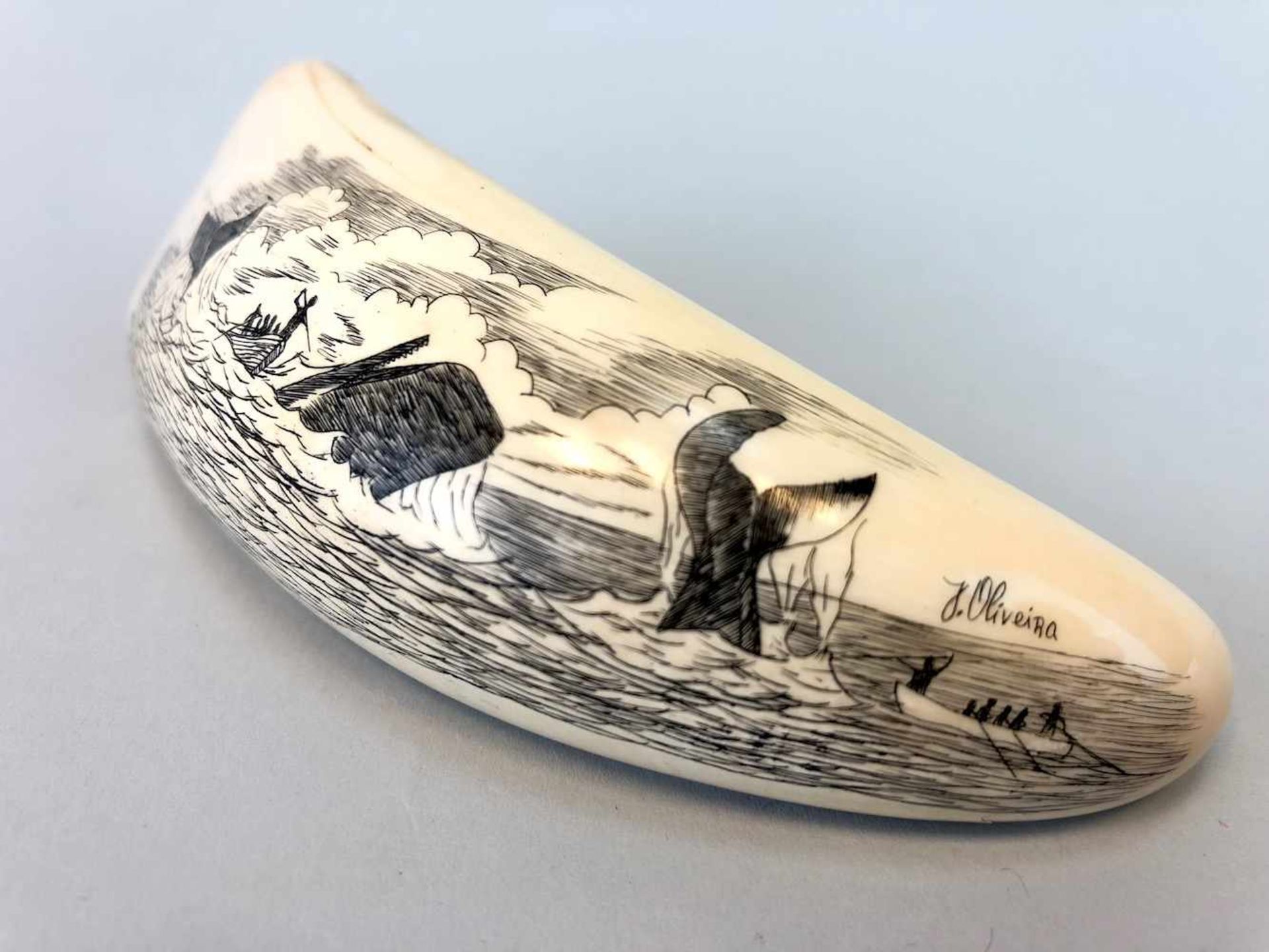 Scrimshaw: Zwei Pottwahlzähne, graviert, signiert, USA 19. Jh.Pottwalzahn poliert, graviert und - Bild 3 aus 7