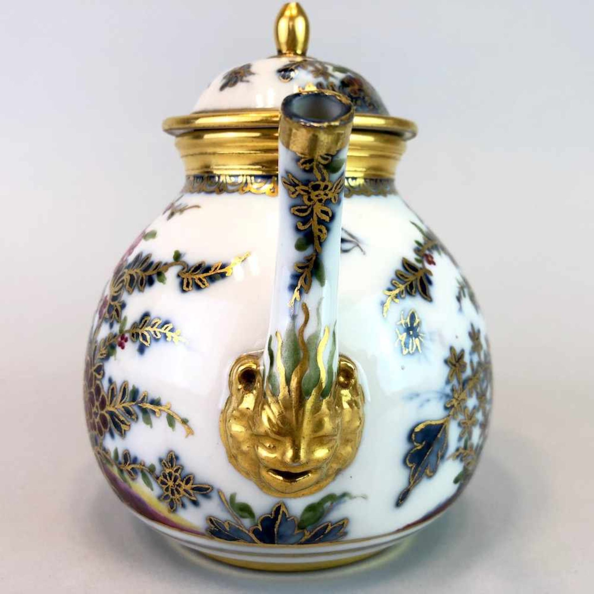 Hochbedeutende und museale Teekanne mit Maskaronausguß: Meissen Porzellan um 1725.Johann David - Bild 2 aus 10