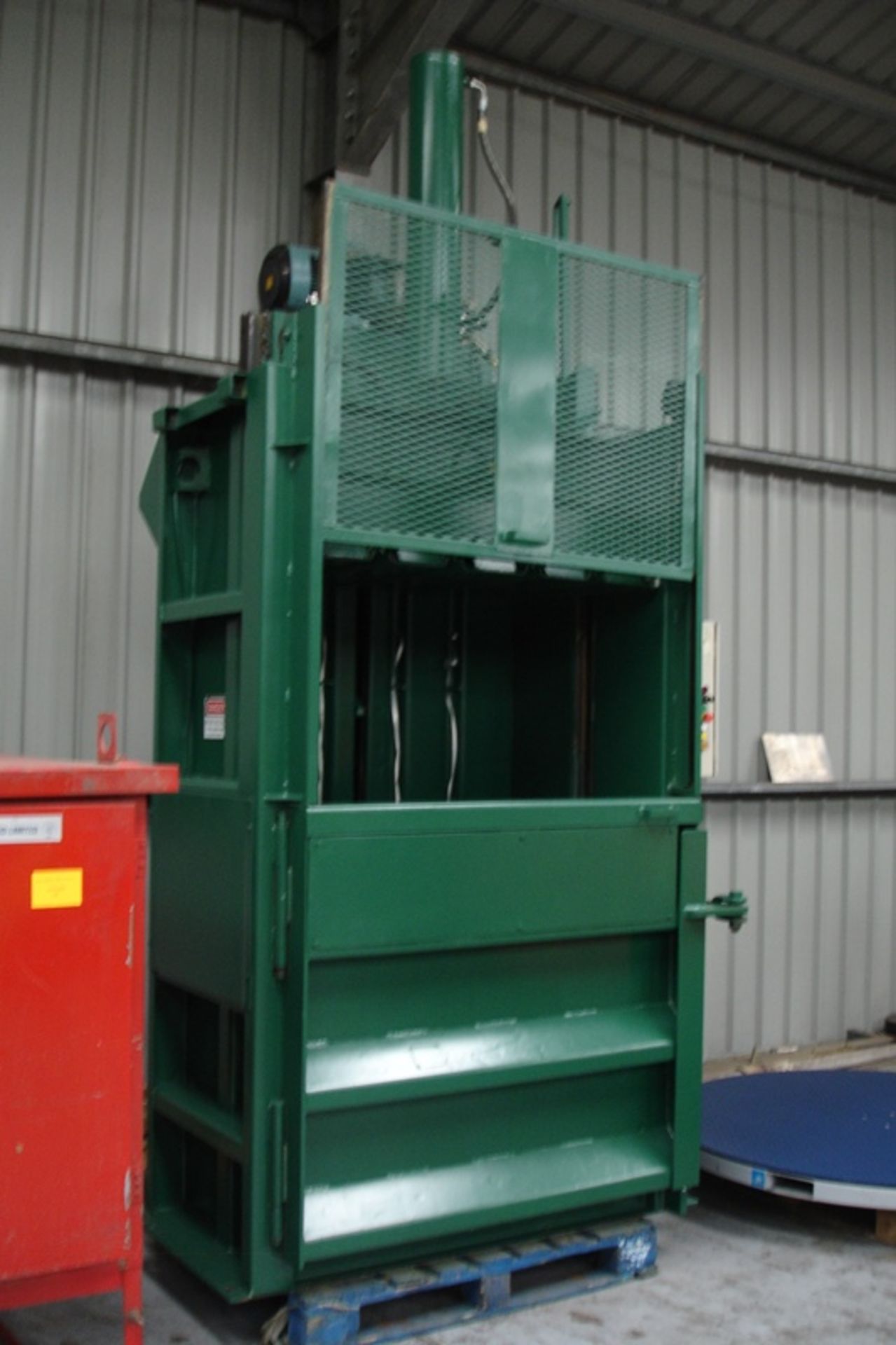 Dicom Large Industrial Hydraulic Baler - Image 4 of 5