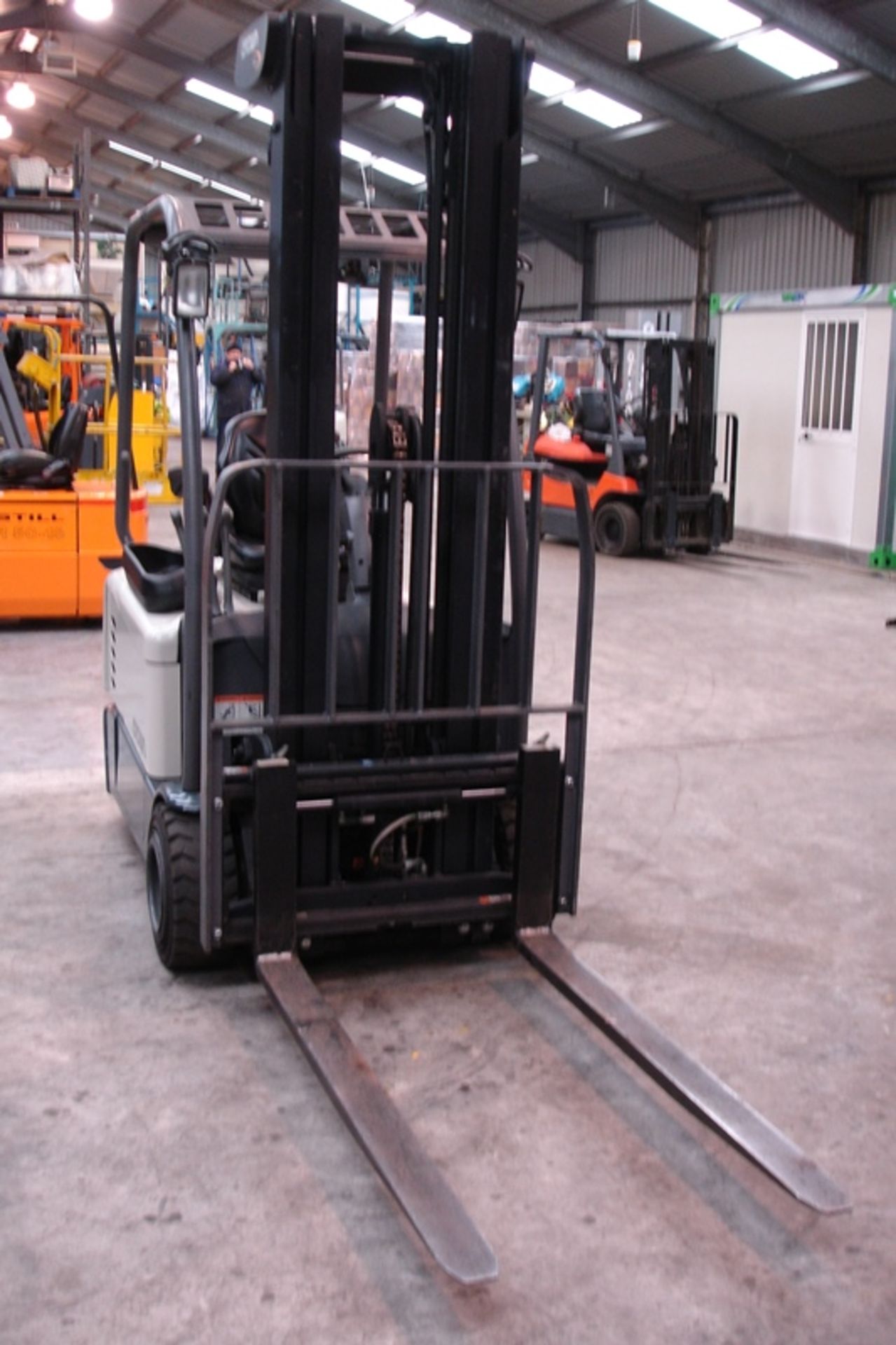 Crown 1.8 Ton Electric Forklift (2014) 616 Hours only - Image 4 of 6