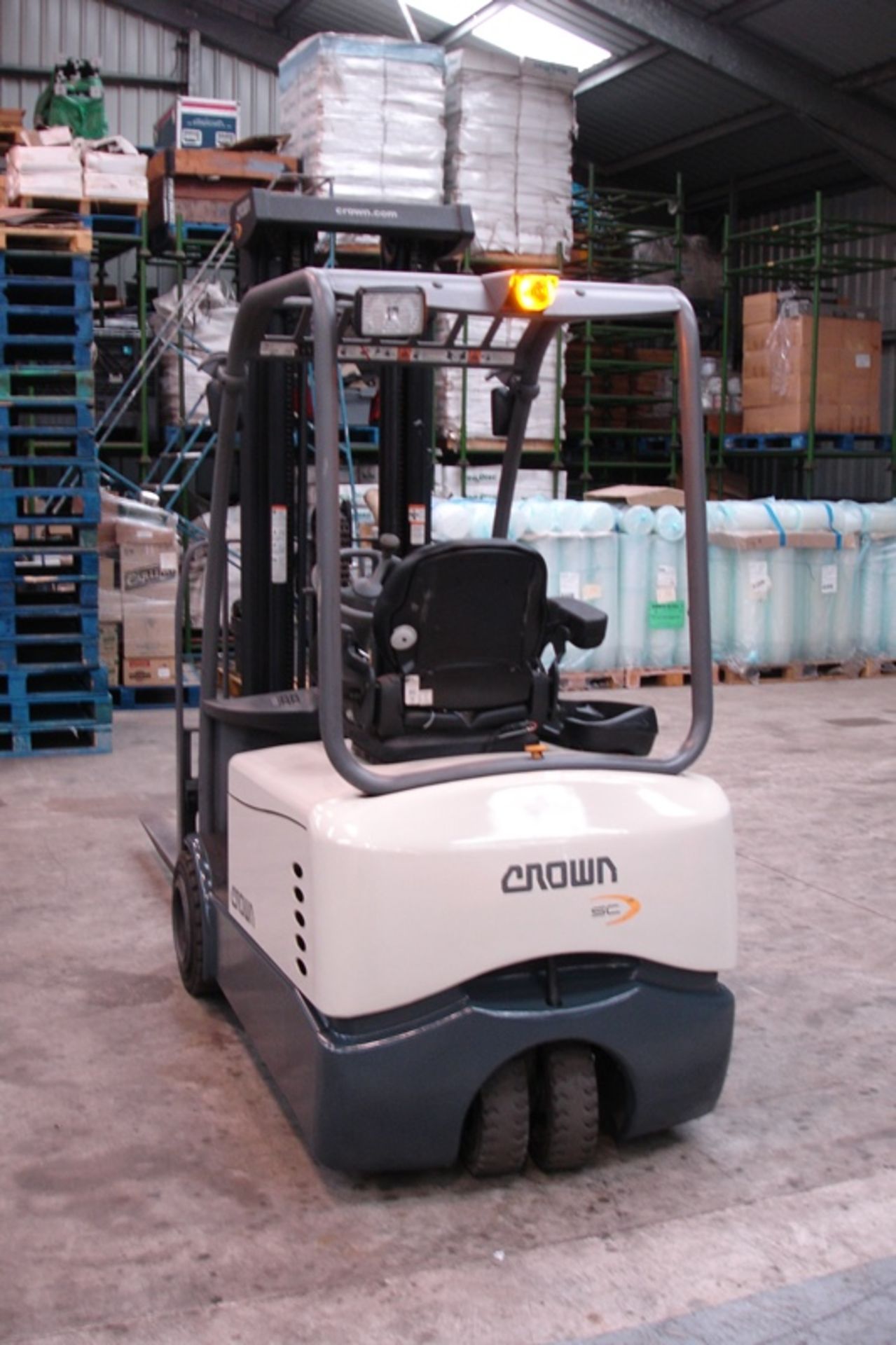 Crown 1.8 Ton Electric Forklift (2014) 616 Hours only - Image 2 of 6