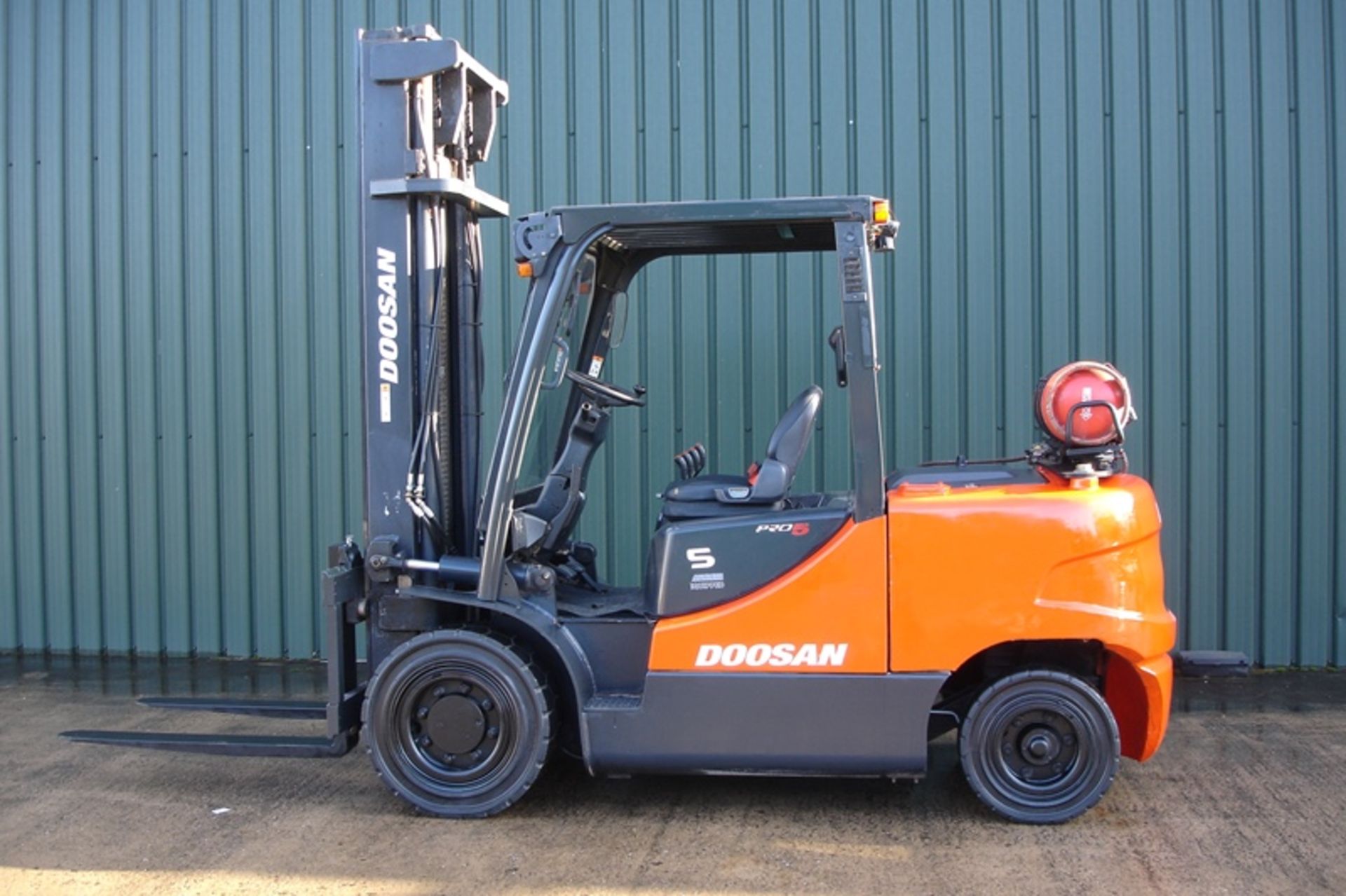 Doosan 5 Ton Forklift (2011) - Image 2 of 7