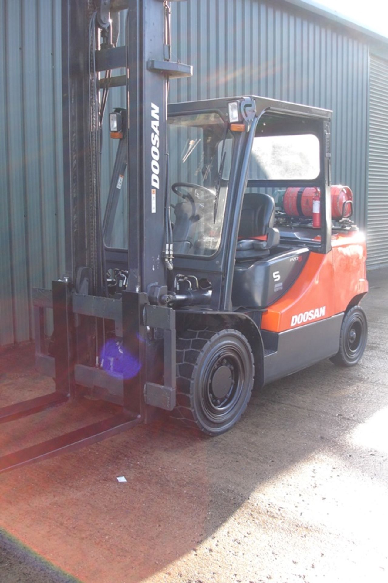 Doosan 5 Ton Forklift (2011) - Image 6 of 7