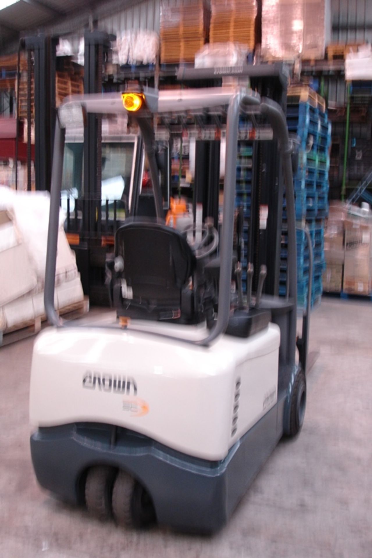 Crown 1.8 Ton Electric Forklift (2014) 616 Hours only - Image 3 of 6