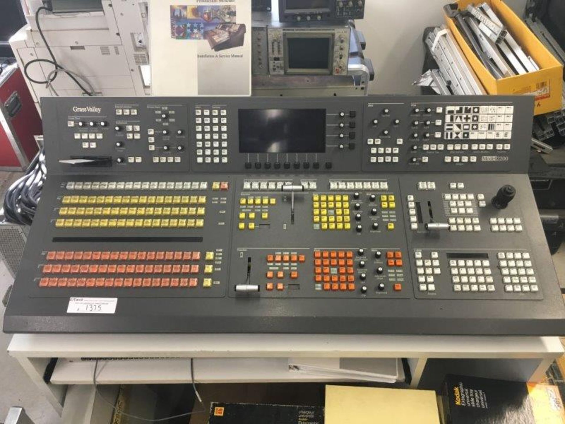 Table de montage GrassValley 2200/Digital Production Switcher As Is - Image 2 of 2