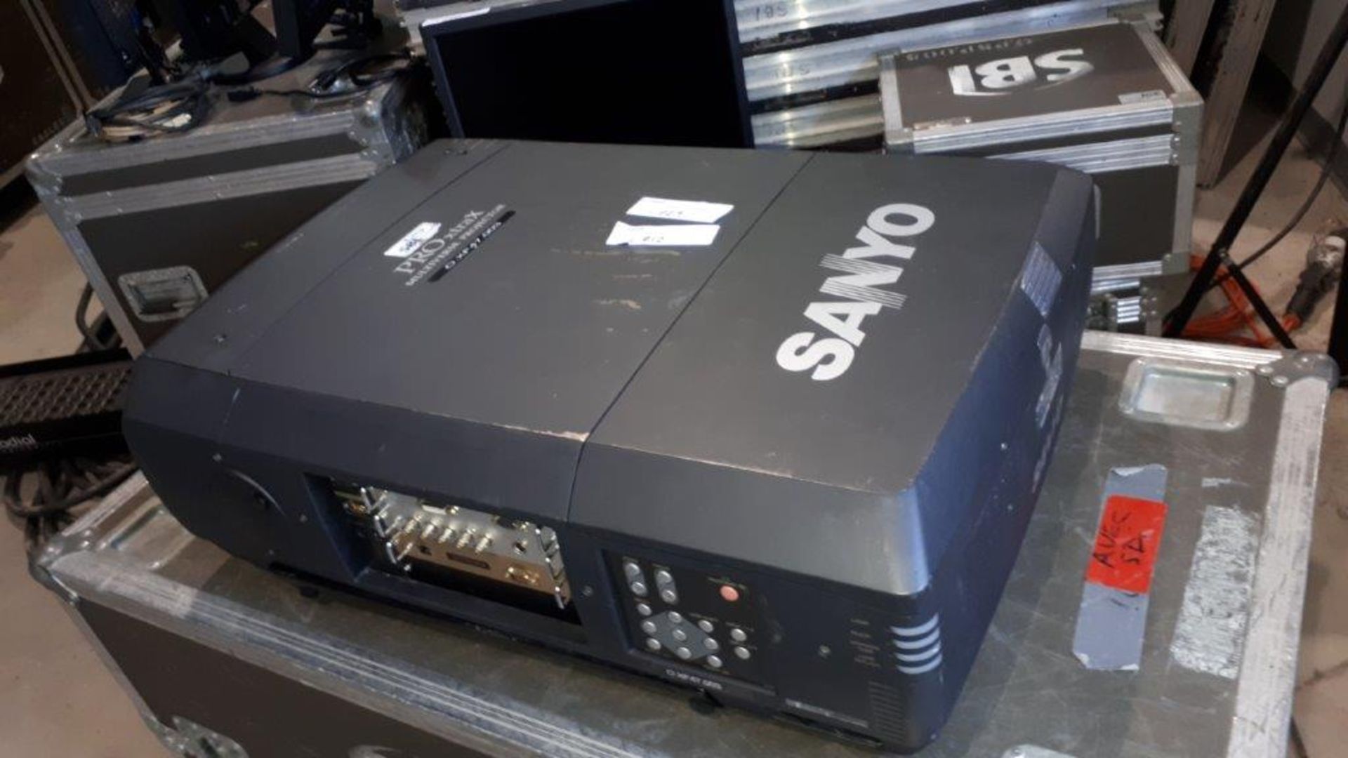 LOT: Projecteur 15000 lumens Sanyo PLC-XF47, Carte réseau Sanyo POA-MD13NET2,incluant… - Image 3 of 3