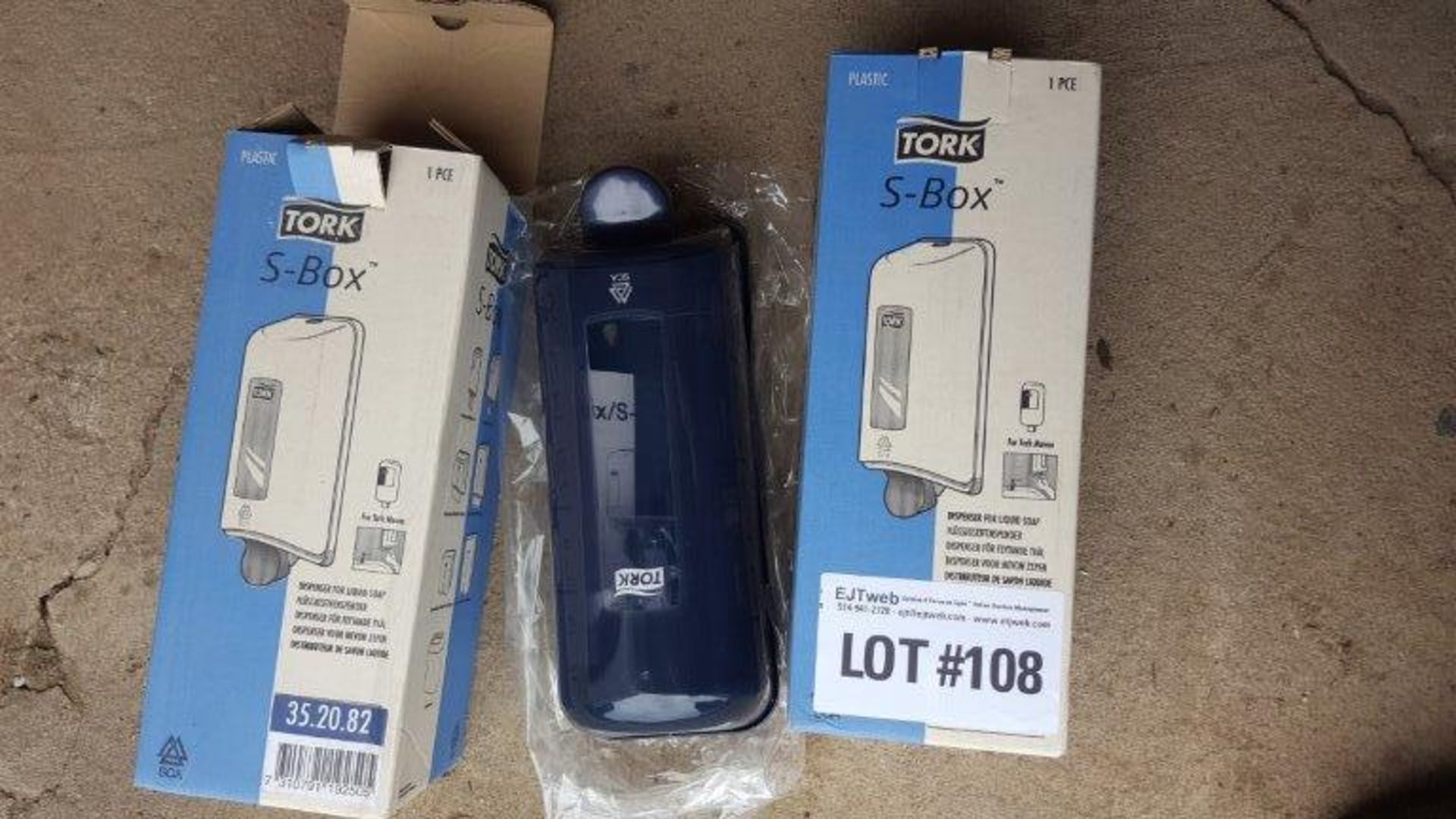 1 lot of 2X NEW Tork soap dispenser