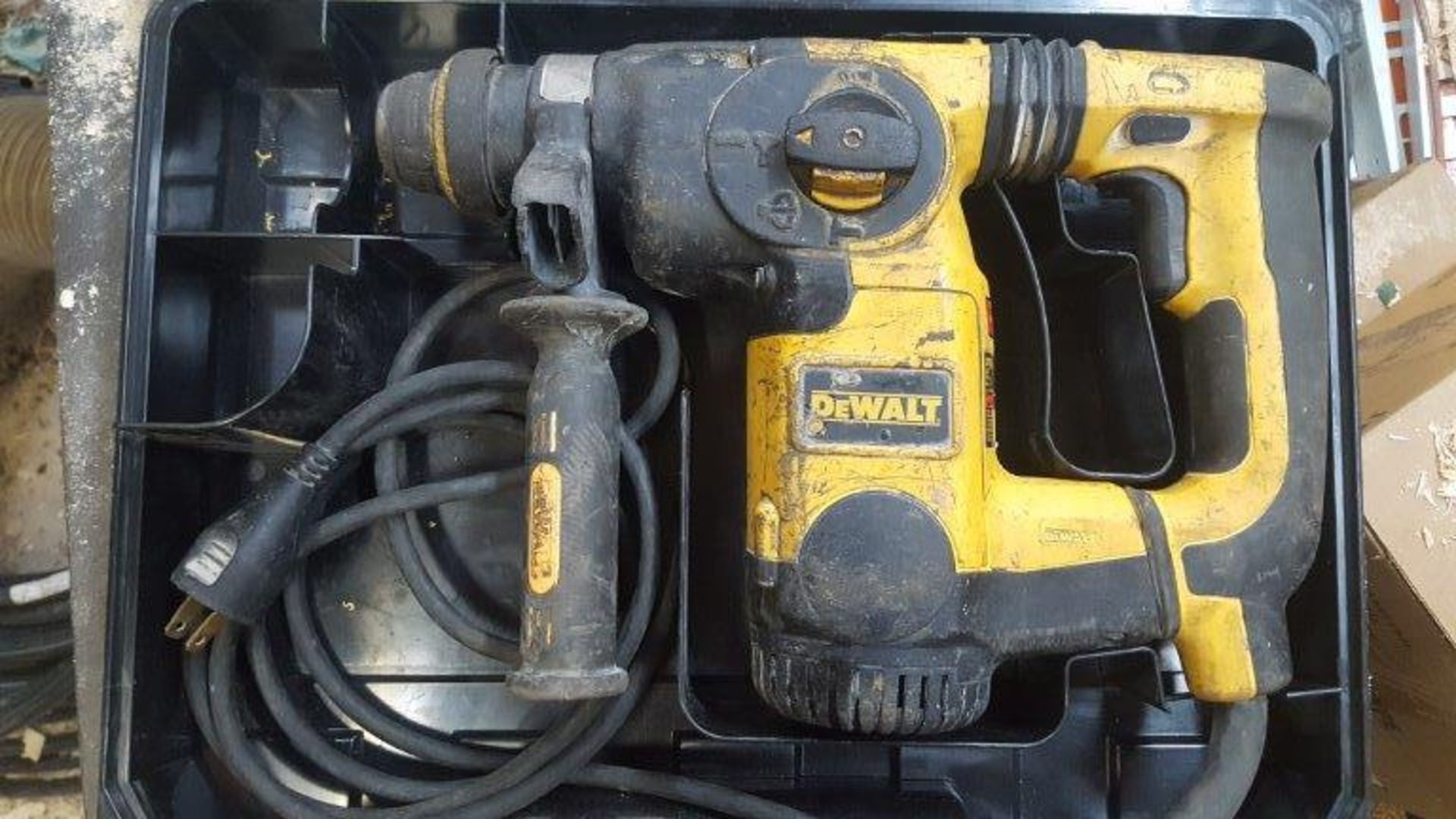 DeWAlt D25323 hammer drill with case