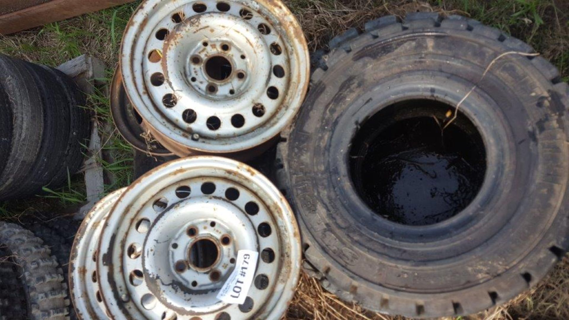 lot of mixed forklift tries car rims spare tire - Image 3 of 3