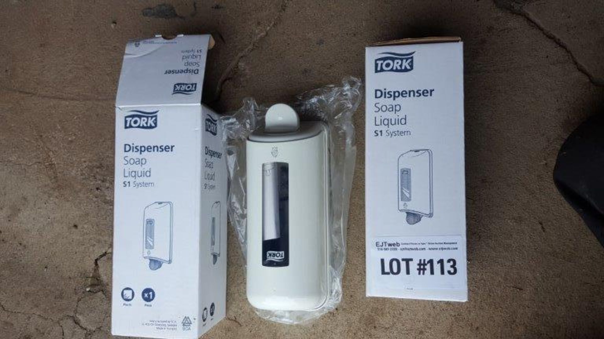 1 lot of 2x NEW Tork soap dispenser