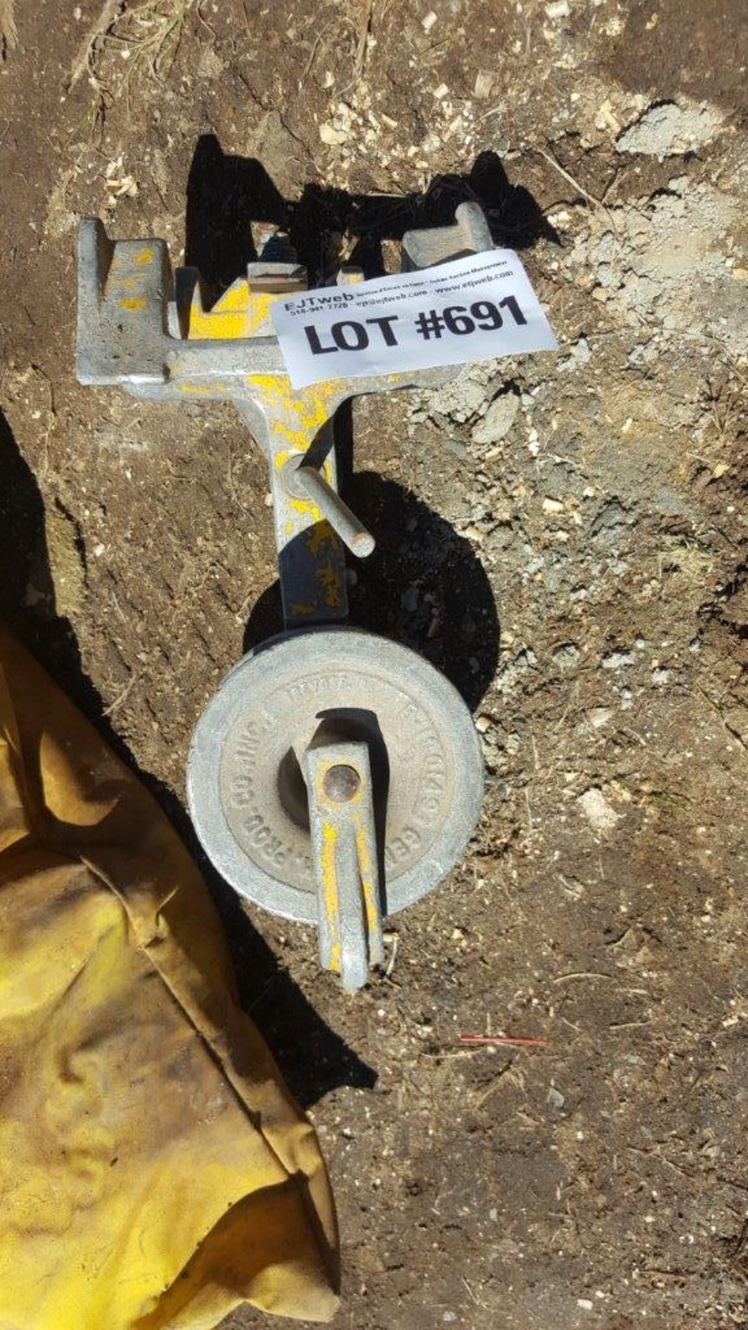 Small cable pulling pulley